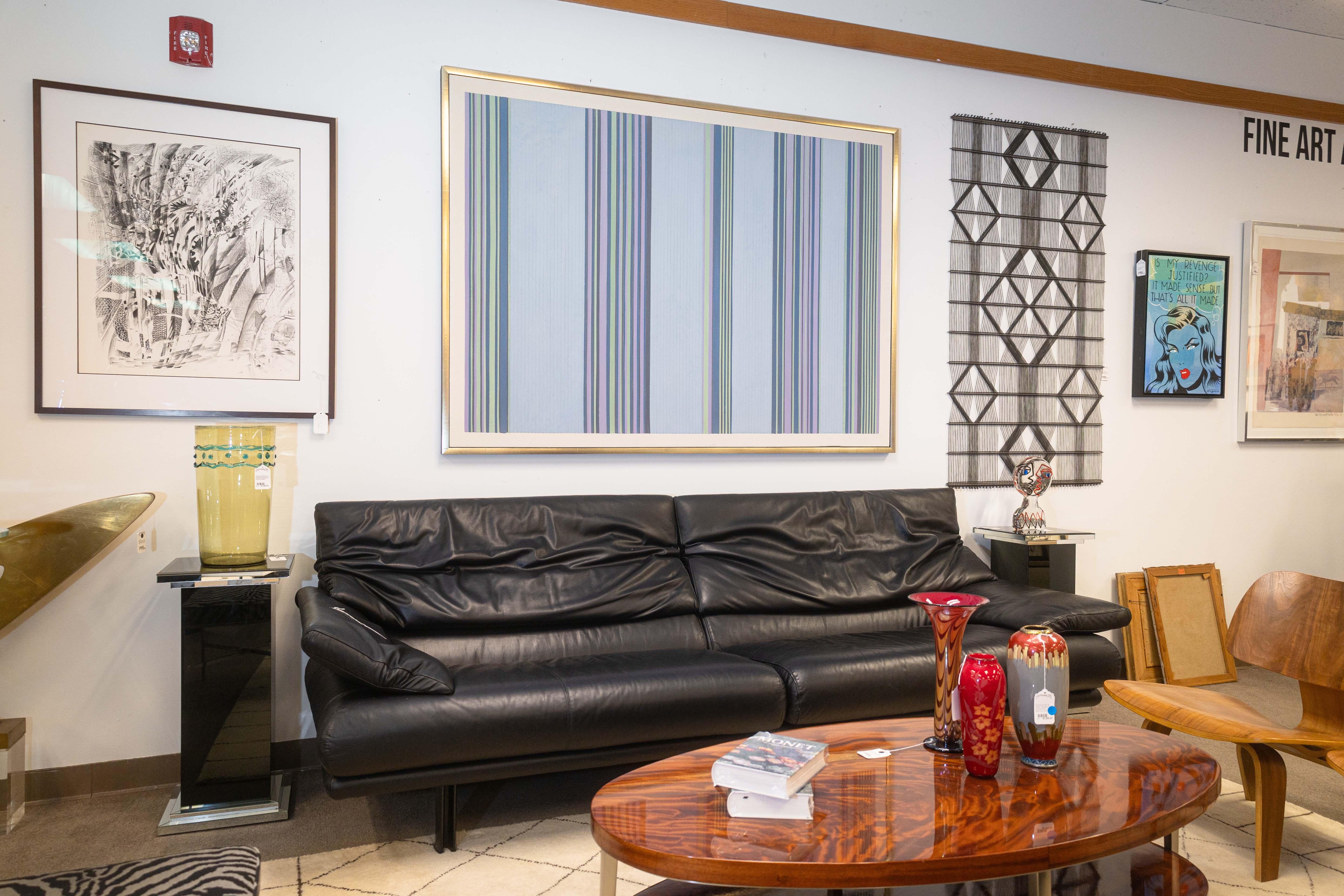 Il divano postmoderno Alanda di Paola Pive per B&B Italia. Questo bellissimo divano in pelle nera presenta un fantastico design postmoderno con una struttura in metallo nero. Il divano è dotato di schienali e braccioli altamente regolabili, ognuno