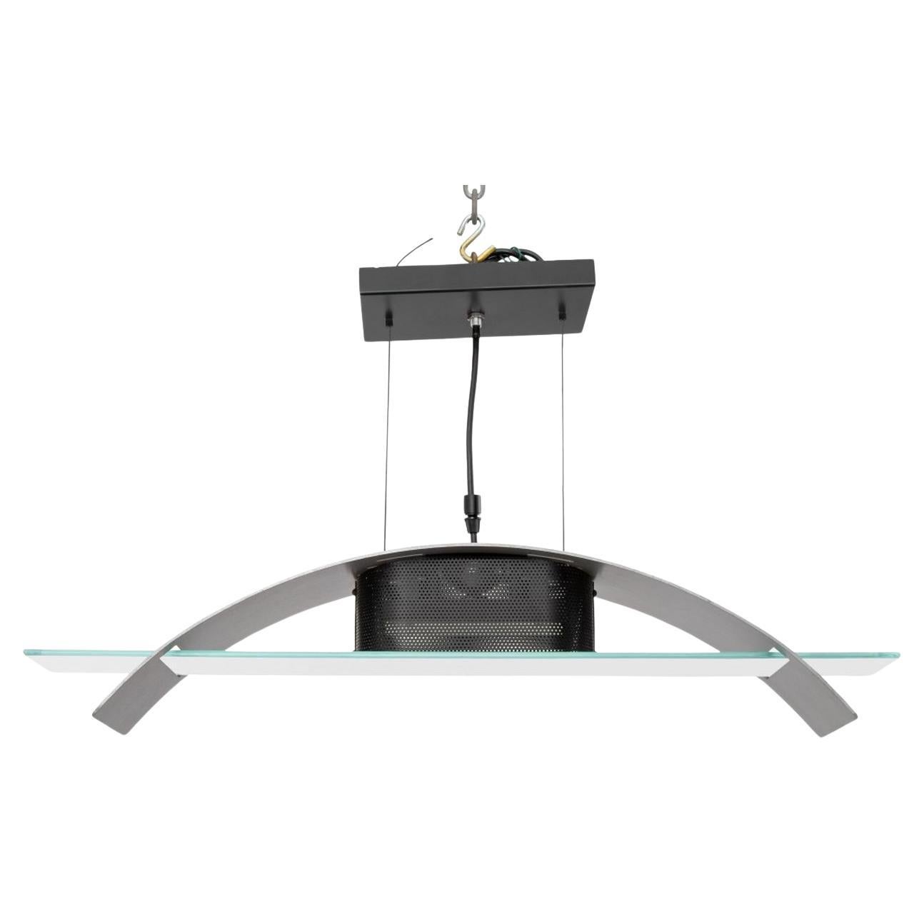 Esta moderna lámpara colgante vintage presenta un diseño elegante y minimalista, perfecto para interiores contemporáneos. La luminaria consiste en un soporte de techo rectangular negro, del que cuelga la luz mediante finos cables. El cuerpo