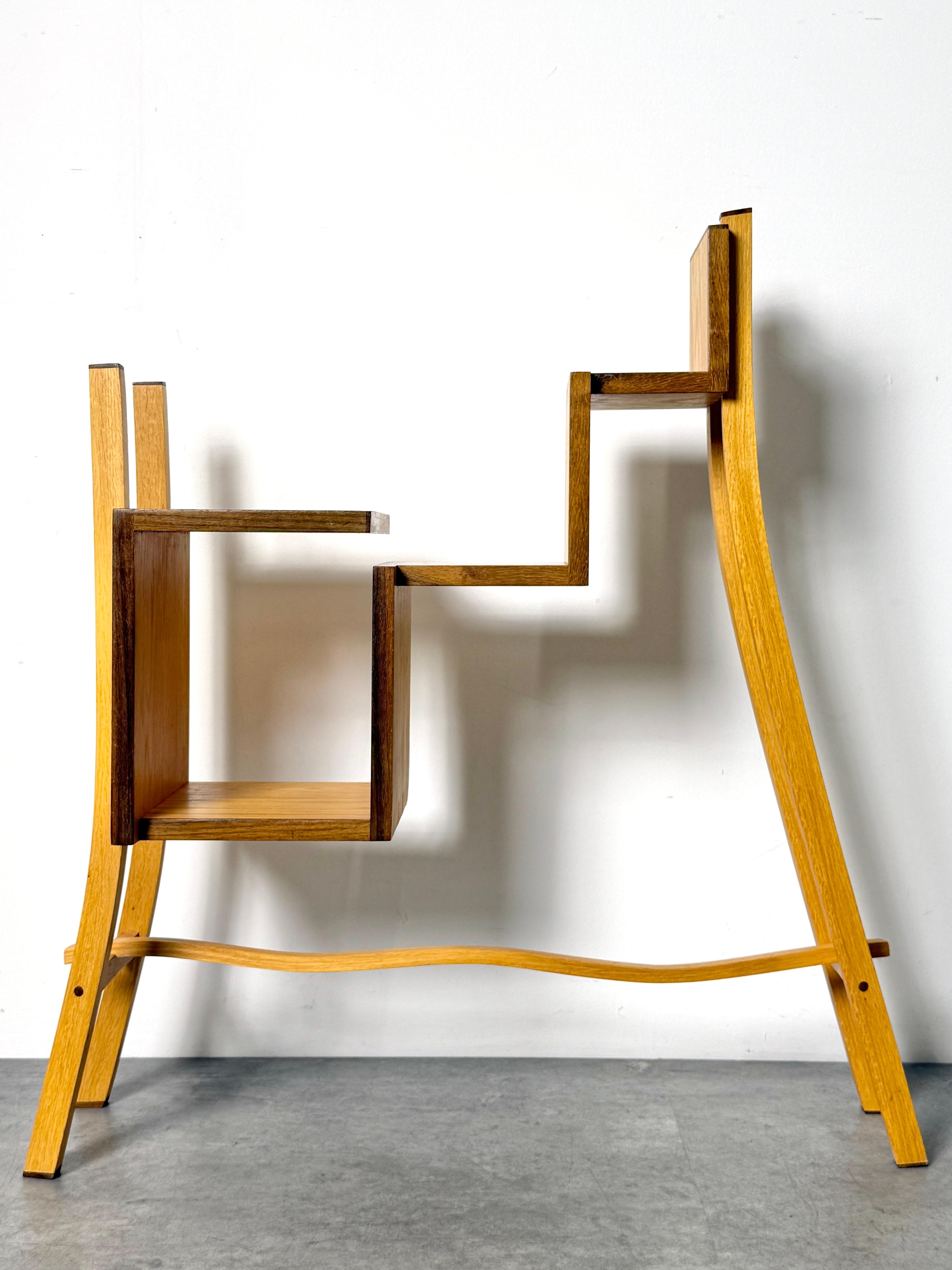 Amerikanisches Studio Handwerk skulpturale Regal oder Konsole Tisch circa 1990er Jahre

Einzigartiges, von Memphis inspiriertes Stufendesign in Esche und Nussbaum mit Schwalbenschwanzverbindungen und unterer Wellenstreckung

Solide, hochwertige