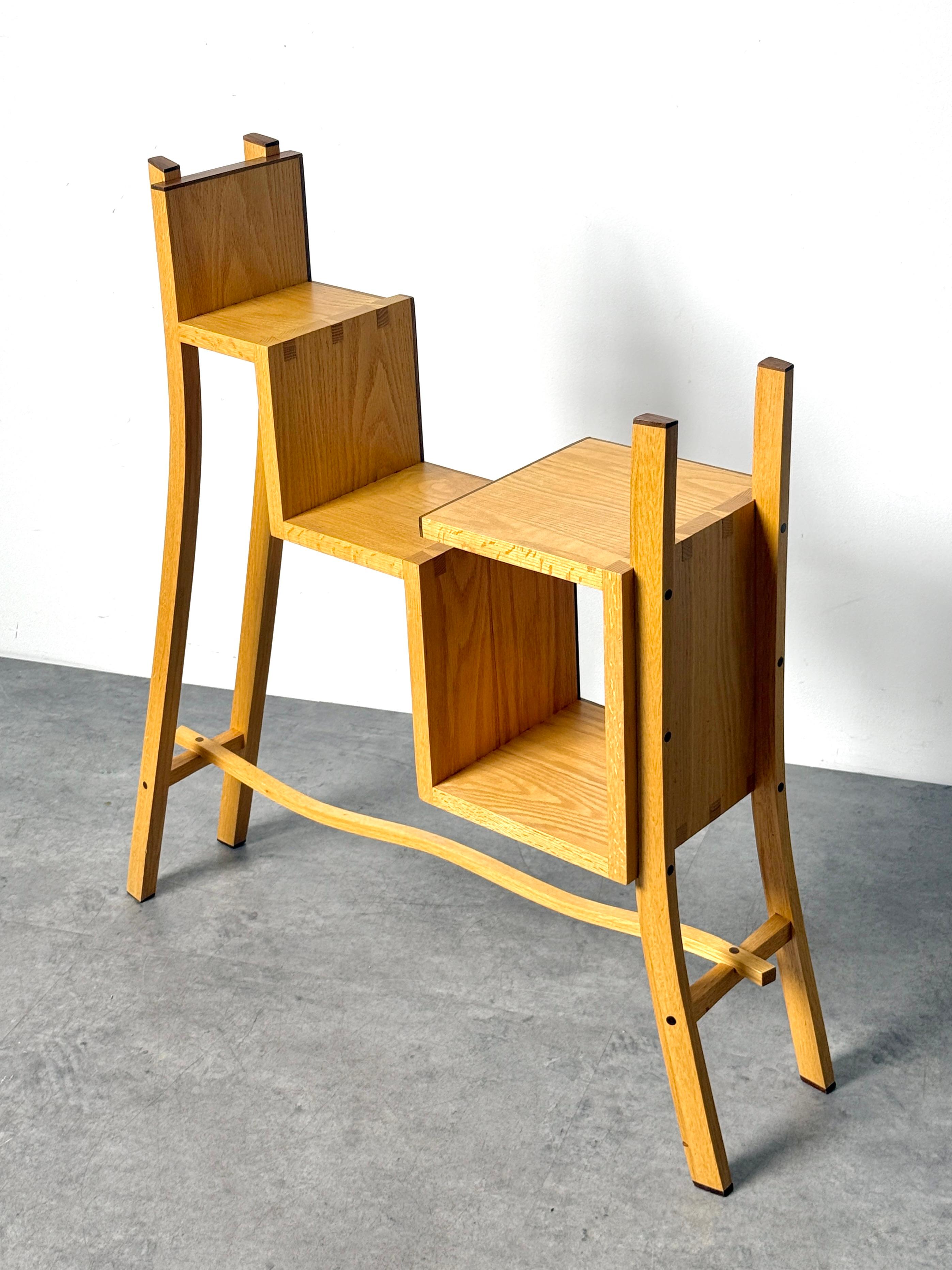 Postmodernes amerikanisches Studio Craft Skulpturales Wood Display Konsolenregal 1990er Jahre (Holz) im Angebot