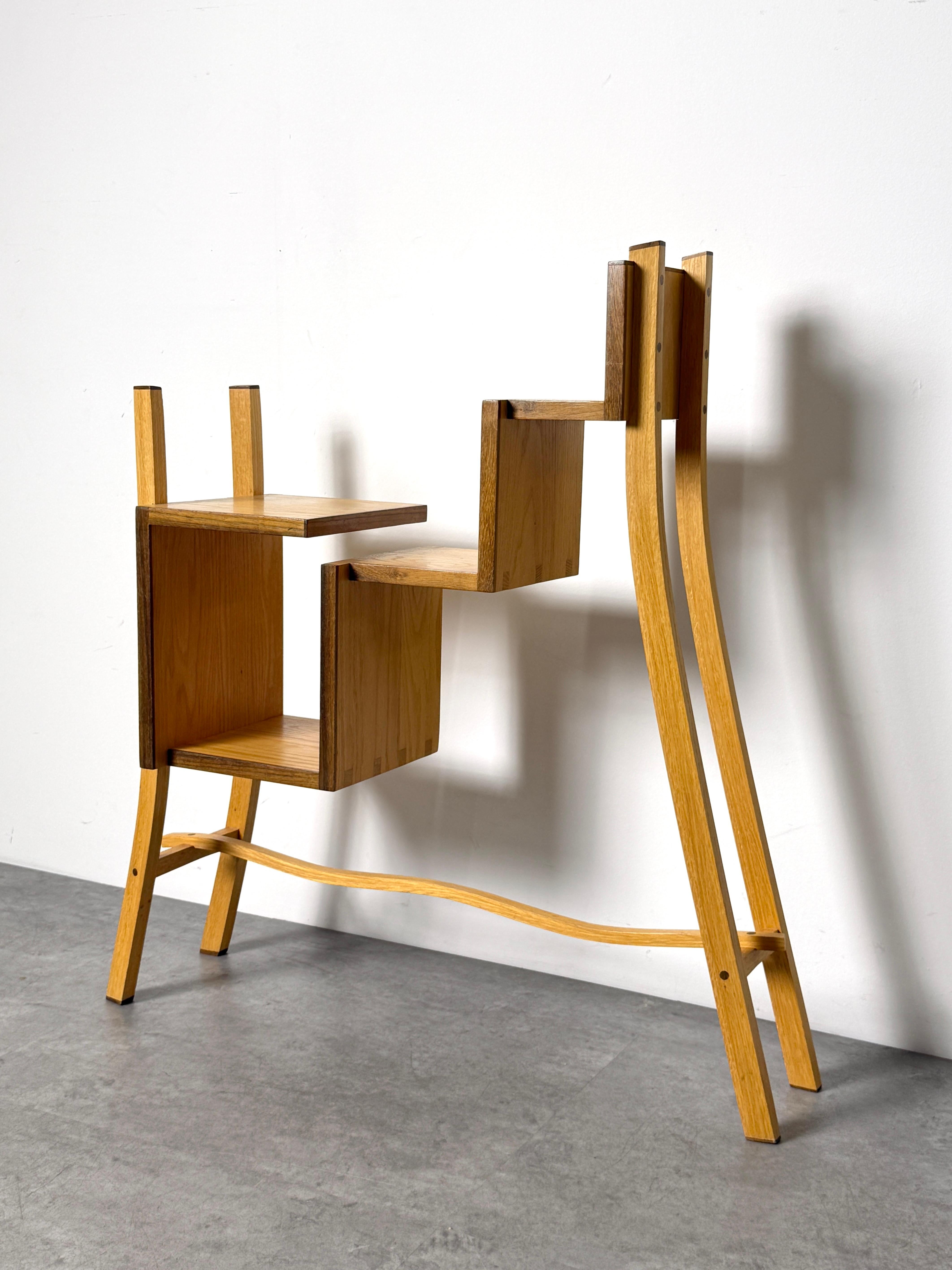 Postmodernes amerikanisches Studio Craft Skulpturales Wood Display Konsolenregal 1990er Jahre im Angebot 3