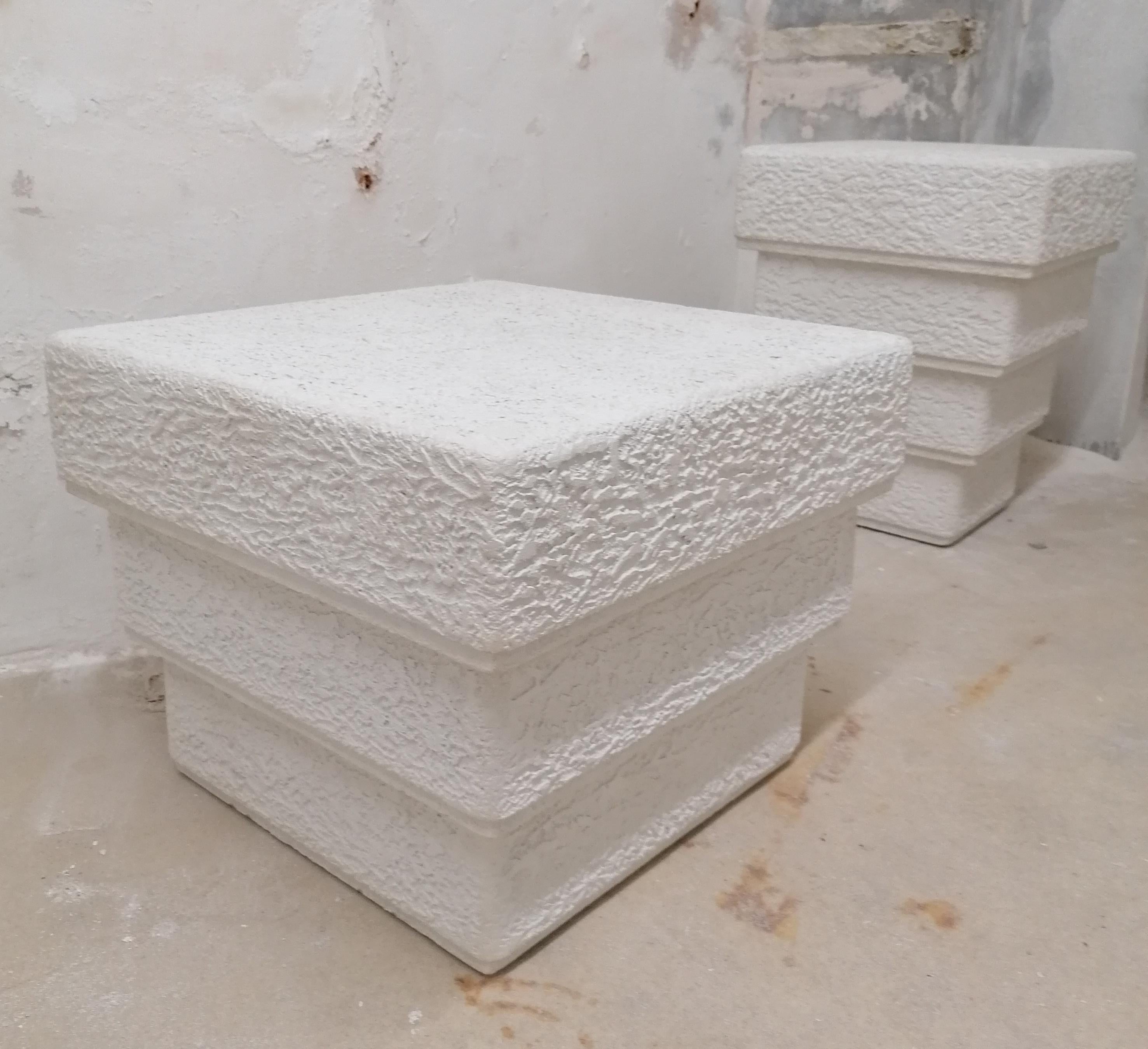 Stylish postmodern stepped textured plaster/concrete side or coffee table. USA 1980s.

Zig zag lamp also available: see other other listings.

Dimensions: 51cm wide, 51cm deep, 40cm high