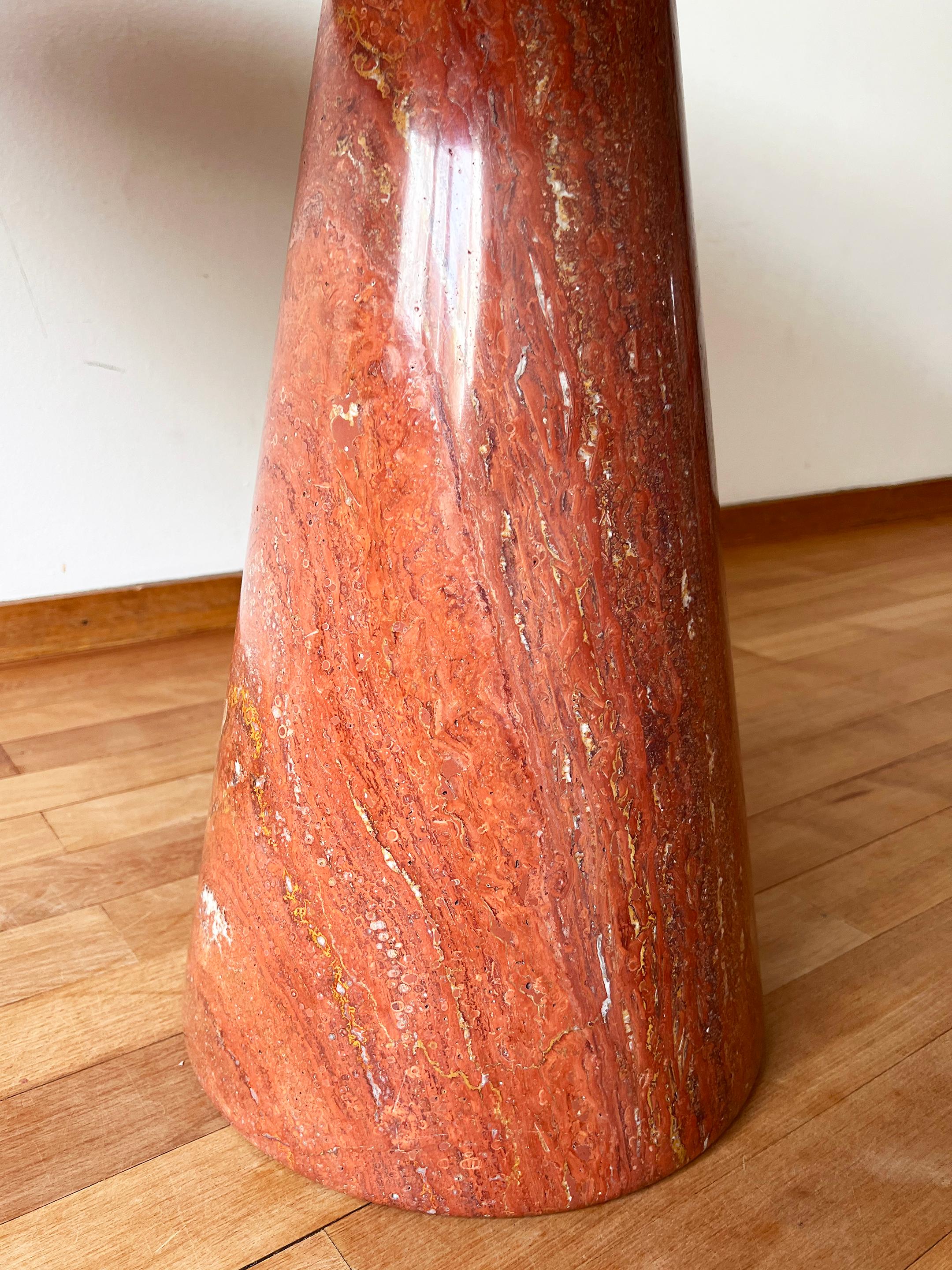 Table de salle à manger postmoderne Angelo Mangiarotti en travertin saumon avec base sur piédestal en vente 5