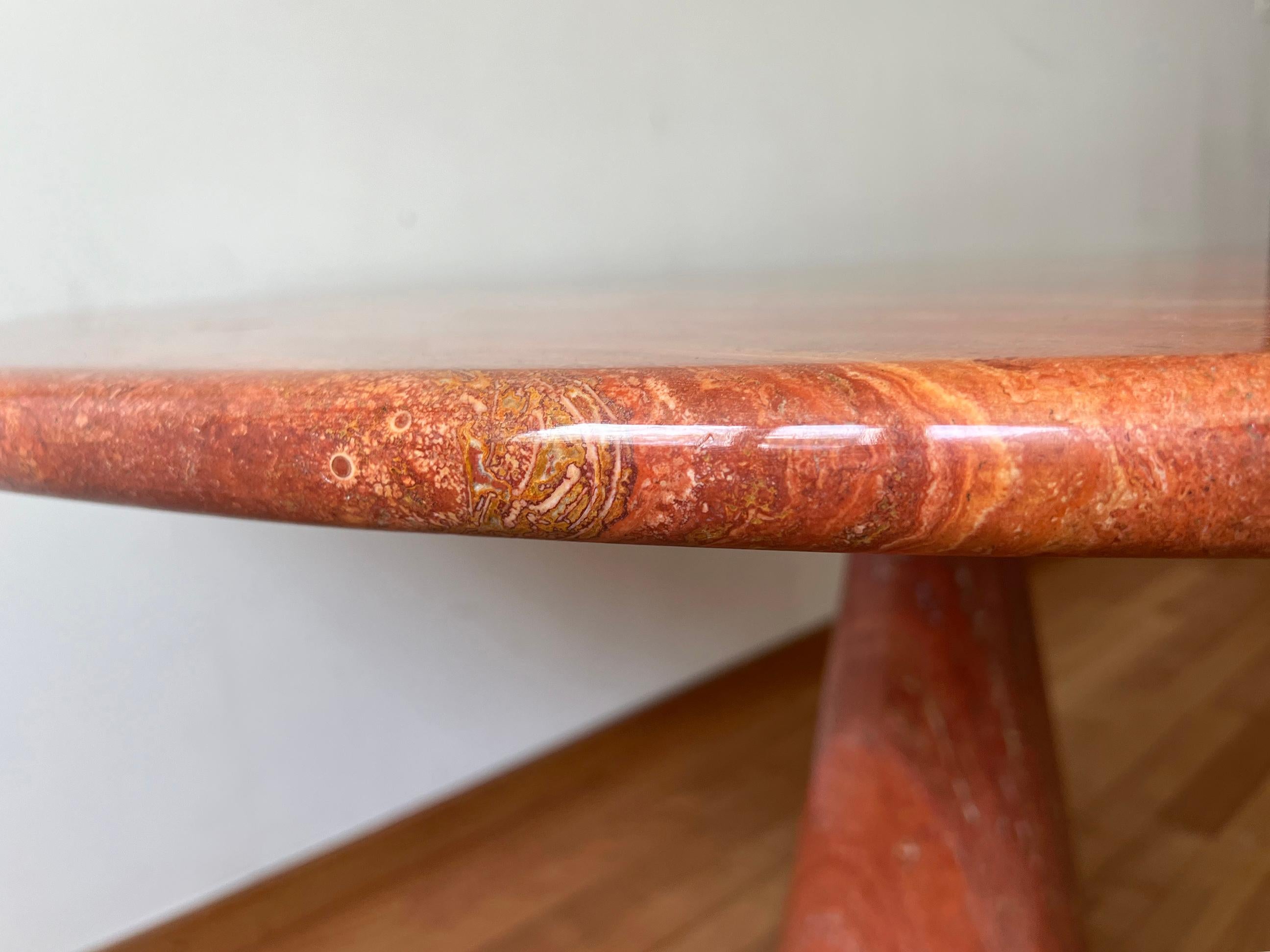 Style de la table de salle à manger ronde en travertin Angelo Mangiarotti, designer des années 1970, avec socle sculptural signé Mangiarotti.

Cette table et son piètement sont dans un état spectaculaire, d'origine des années 1980.  Acquis dans une