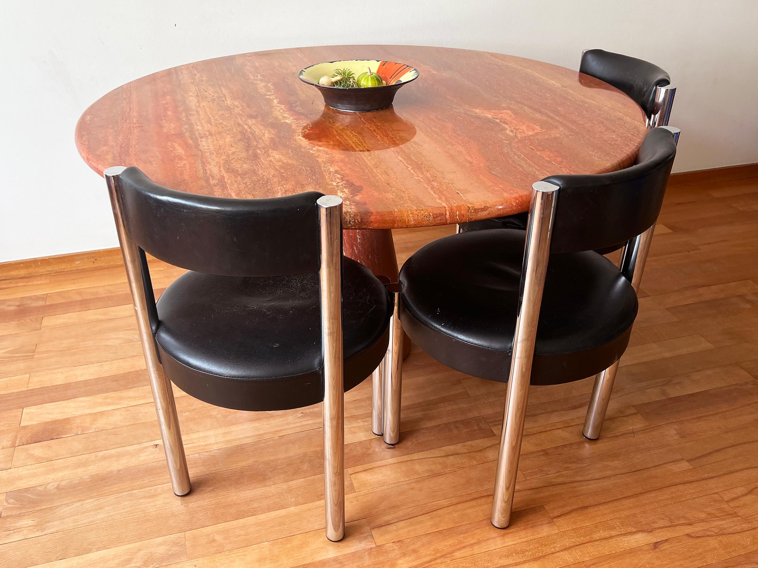 Table de salle à manger postmoderne Angelo Mangiarotti en travertin saumon avec base sur piédestal en vente 1