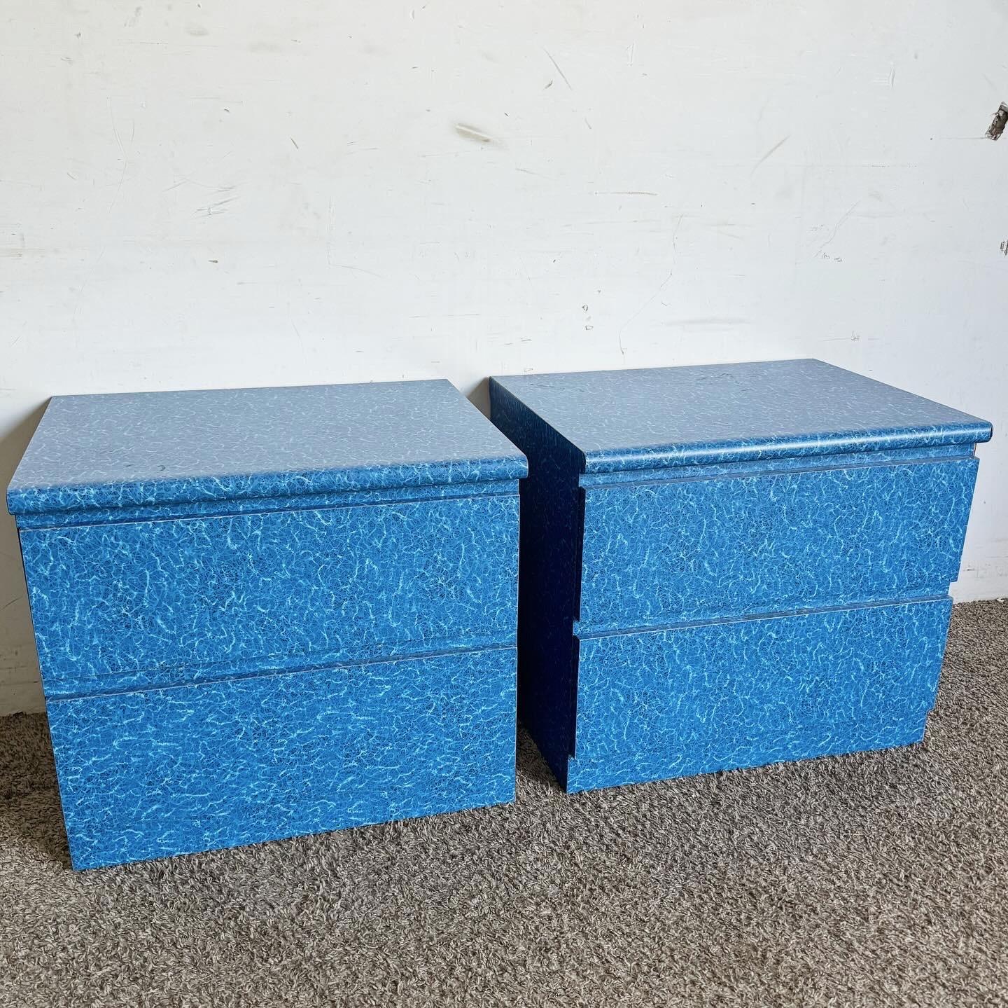 Verleihen Sie Ihrem Schlafzimmer mit diesem postmodernen Nachttischpaar in Aquatic Blue ein lebhaftes, modernes Flair. Jeder Nachttisch hat eine auffallend blaue Laminatoberfläche, die an die Ruhe des Ozeans erinnert, und zwei geräumige Schubladen