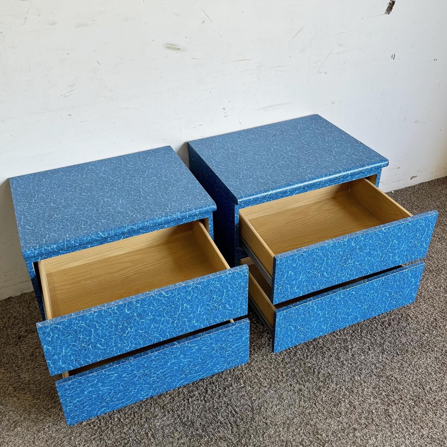 Postmoderne Aquatische blaue Laminat-Nachttische aus Laminat – ein Paar (amerikanisch) im Angebot