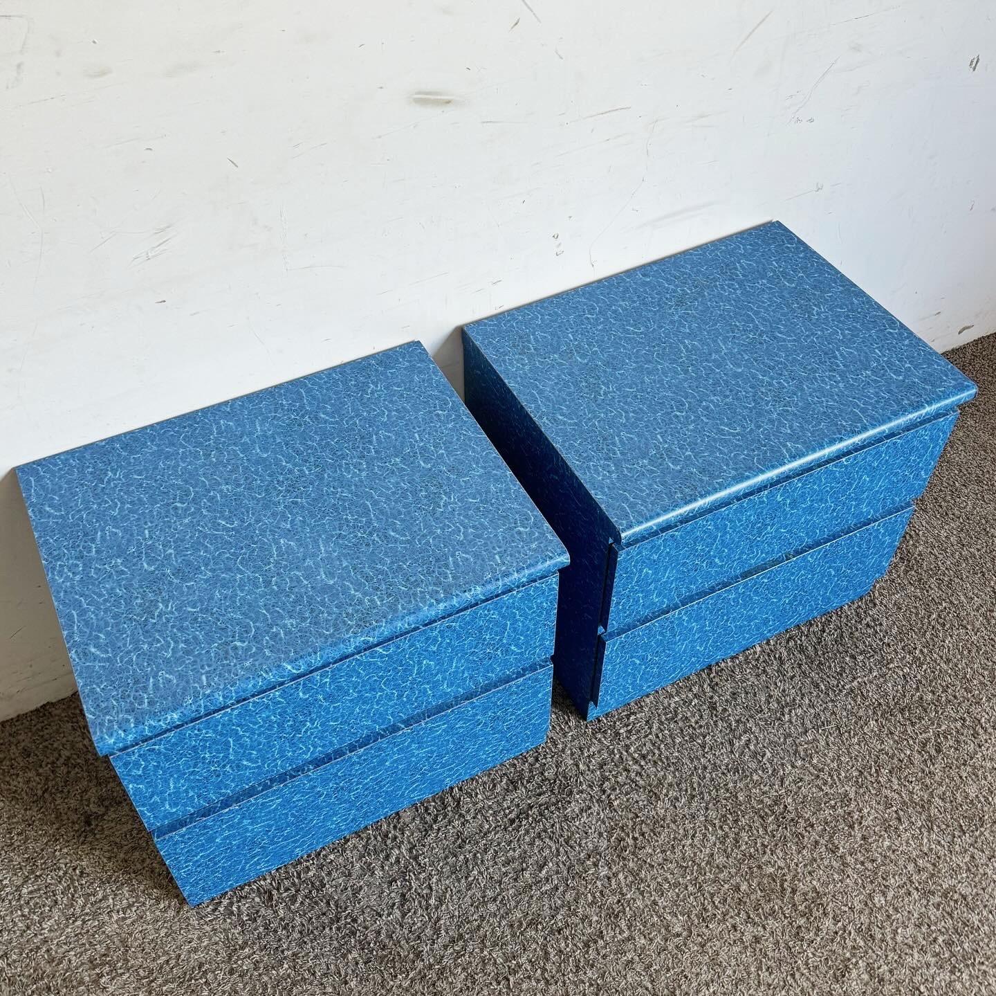 Postmoderne Aquatische blaue Laminat-Nachttische aus Laminat – ein Paar im Zustand „Gut“ im Angebot in Delray Beach, FL