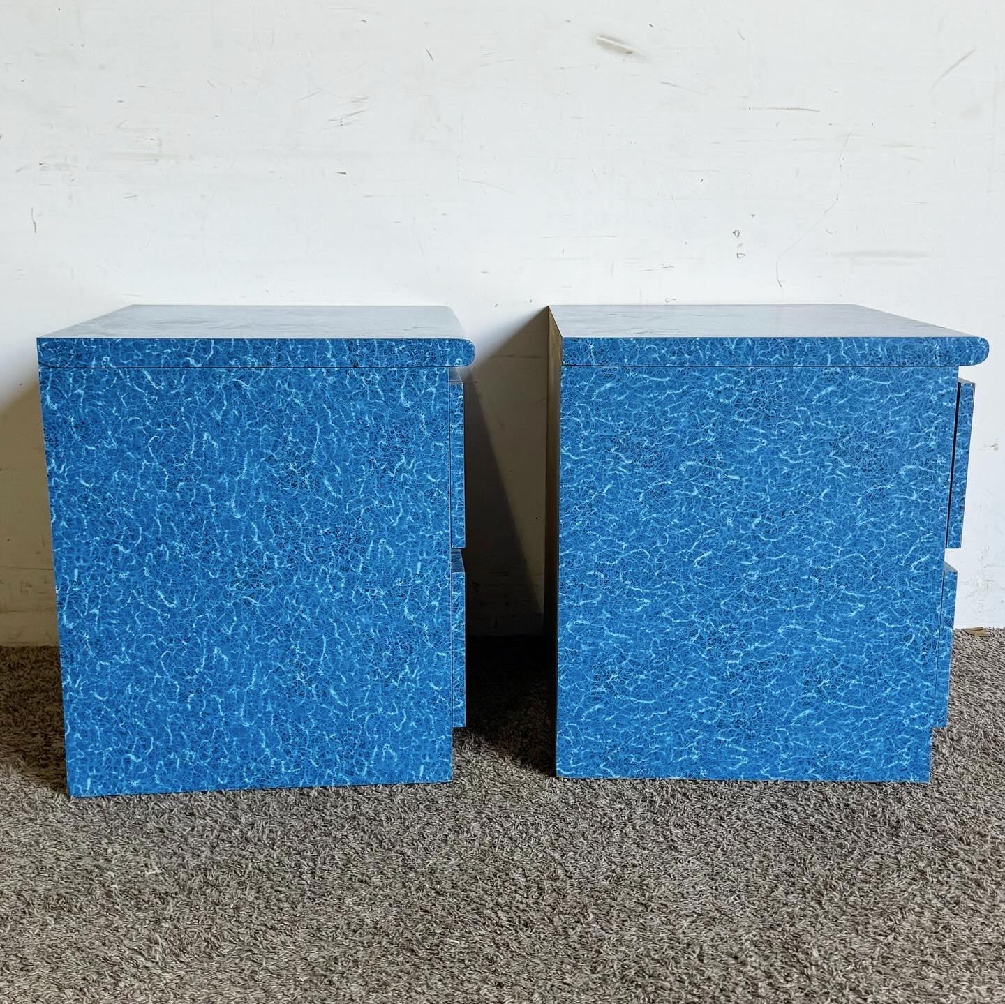 Postmoderne Aquatische blaue Laminat-Nachttische aus Laminat – ein Paar (Ende des 20. Jahrhunderts) im Angebot