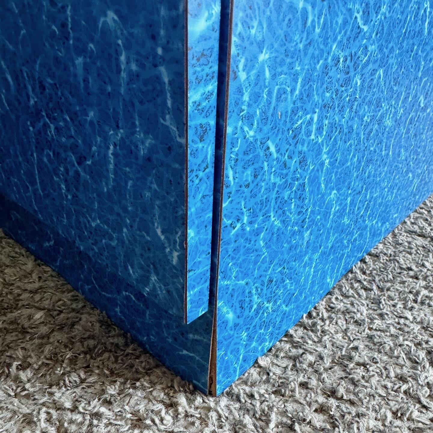 Postmoderne Aquatische blaue Laminat-Nachttische aus Laminat – ein Paar im Angebot 2