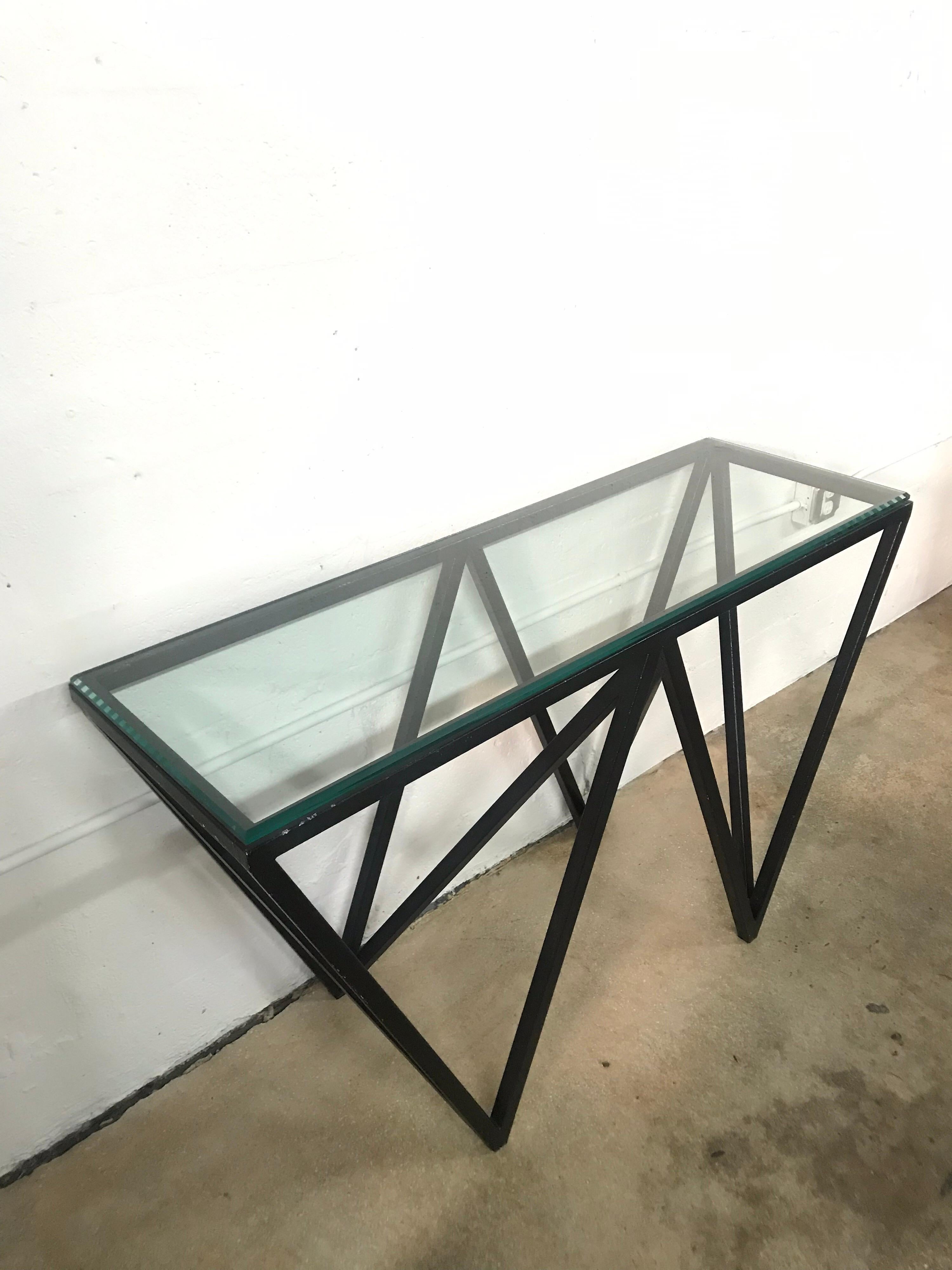 Moderner architektonischer Konsolen- oder Sofatisch aus schwarzem Stahl und Glas (Postmoderne)