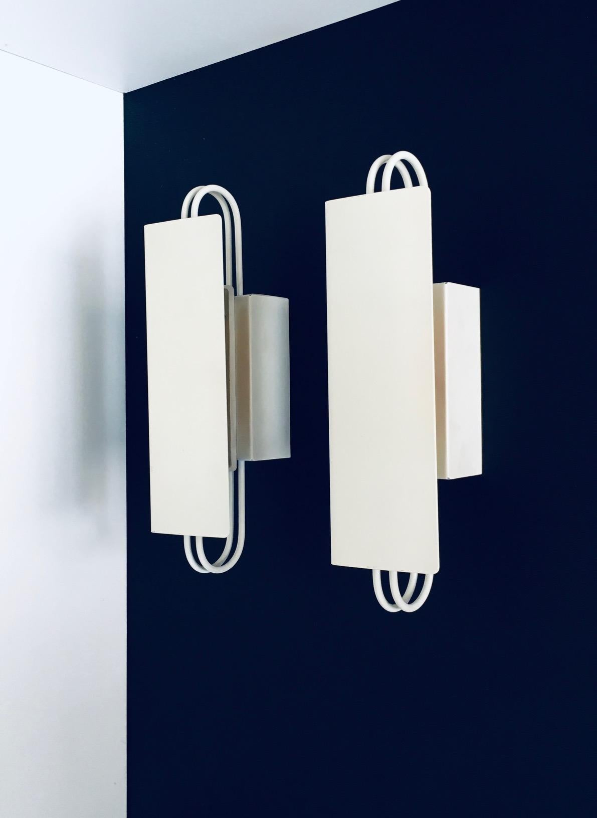 Vintage Postmodernes architektonisches Design Wandleuchte Satz von 2. Hergestellt in Belgien, 1980er Jahre. Cremefarben lackierte Metallkonstruktion mit verstellbarer Lichtabdeckung. Beide sind in sehr gutem Zustand. Jedes Stück ist 31 cm hoch, 7,5