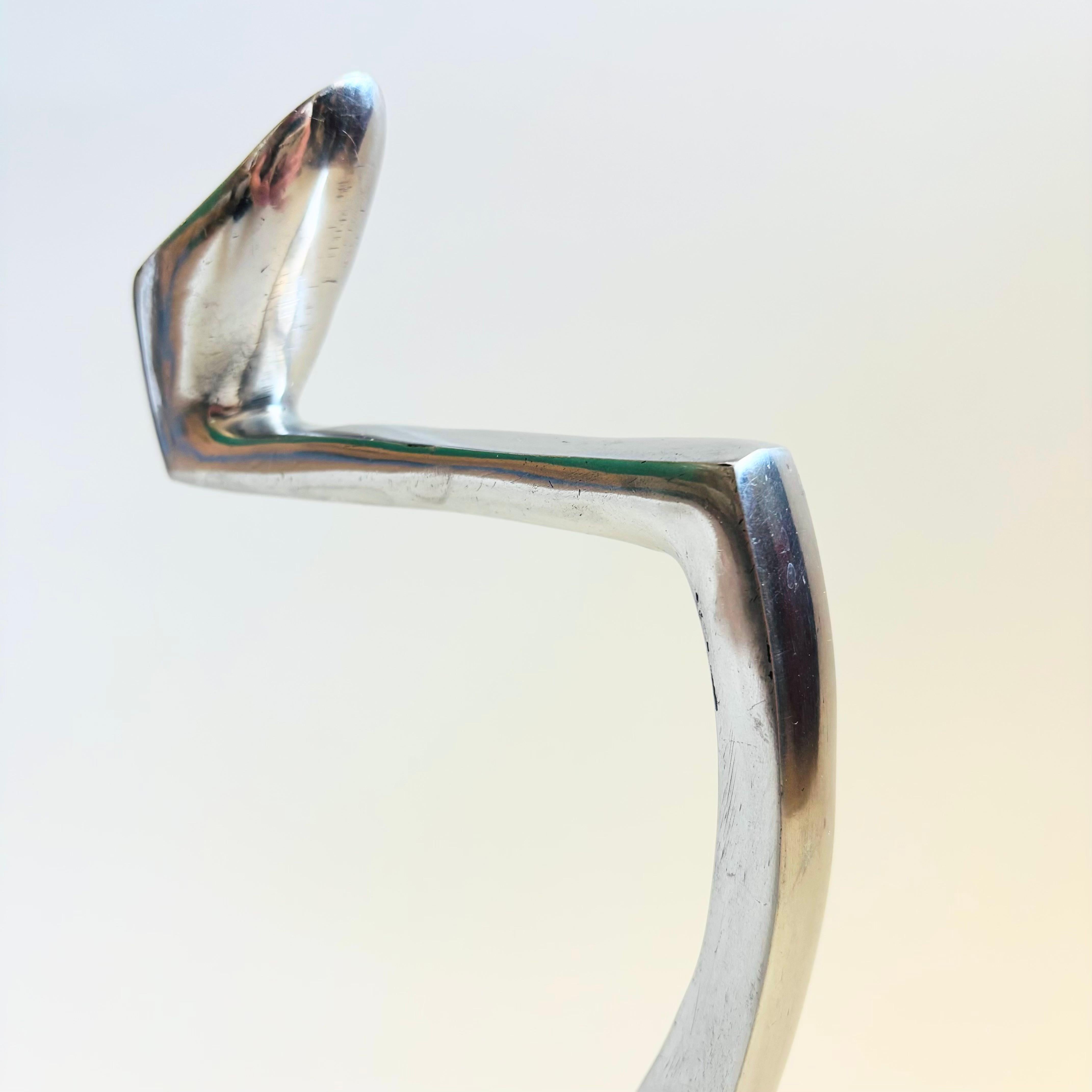Postmoderner Arclumis-Schwan-Kerzenleuchter von Matthew Hilton (Aluminium) im Angebot