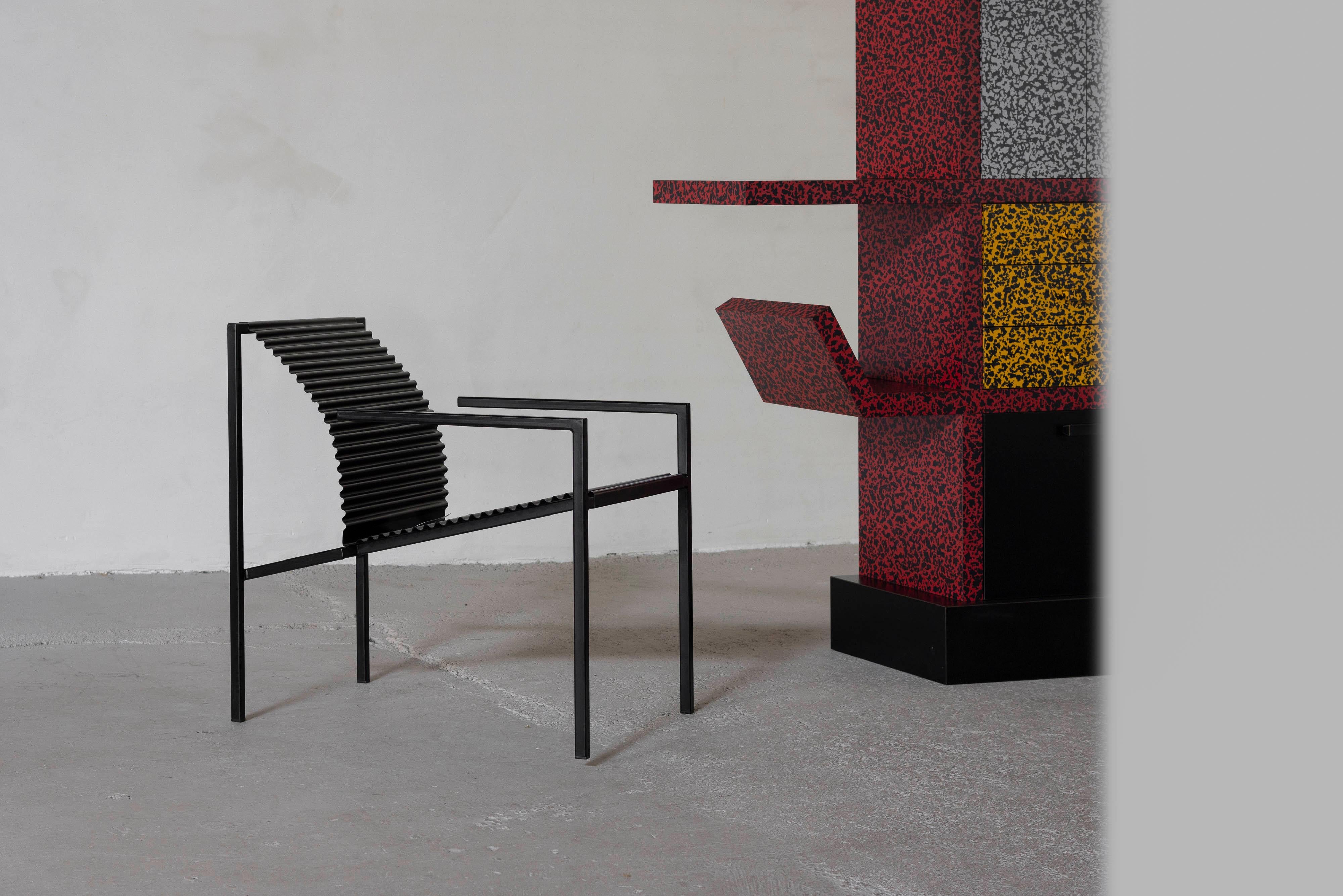 Dieser außergewöhnliche Sessel, ein erstaunliches Beispiel aus der pulsierenden italienischen Designszene der 1980er Jahre, verkörpert den Geist der postmodernen Innovation, der von Persönlichkeiten wie Ettore Sottsass, Mario Botta und Marco Zanini