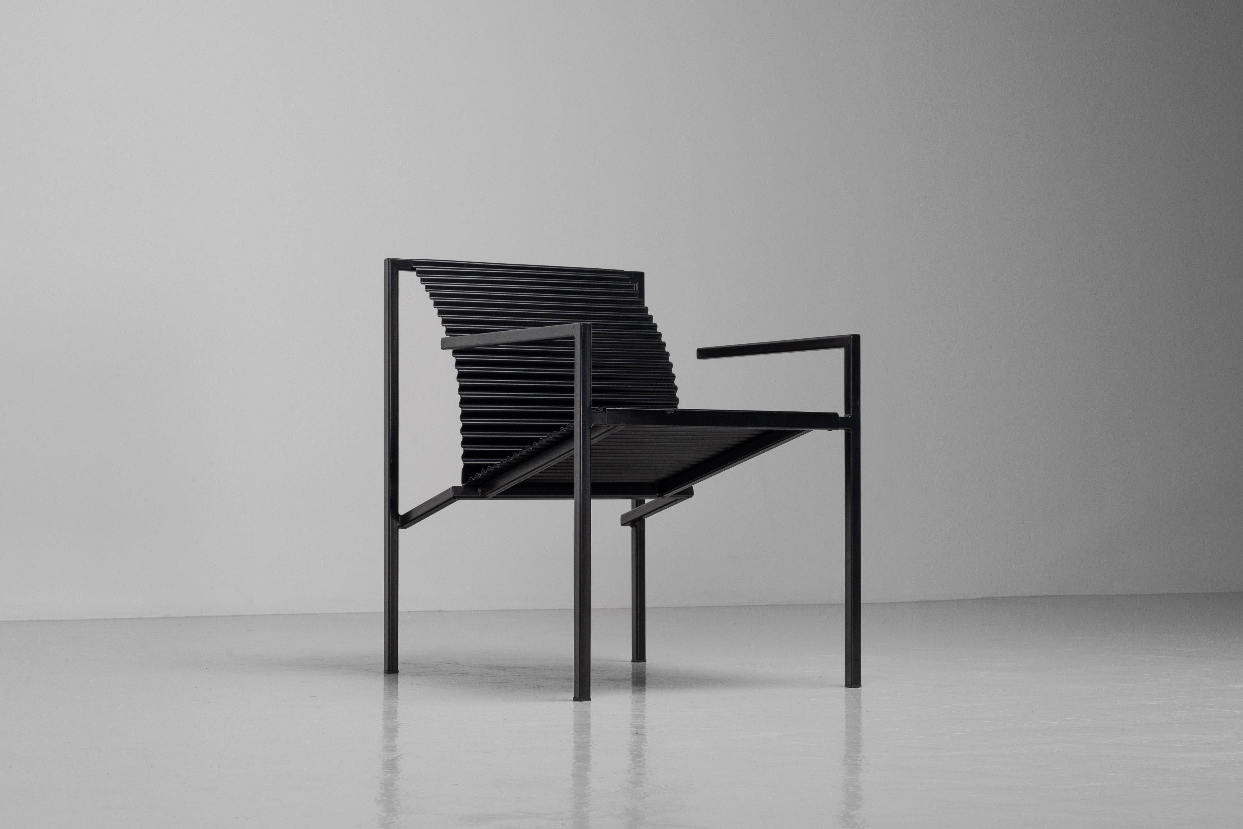 Postmoderner Sessel aus gefaltetem Metall Italien 1980er (Moderne der Mitte des Jahrhunderts) im Angebot
