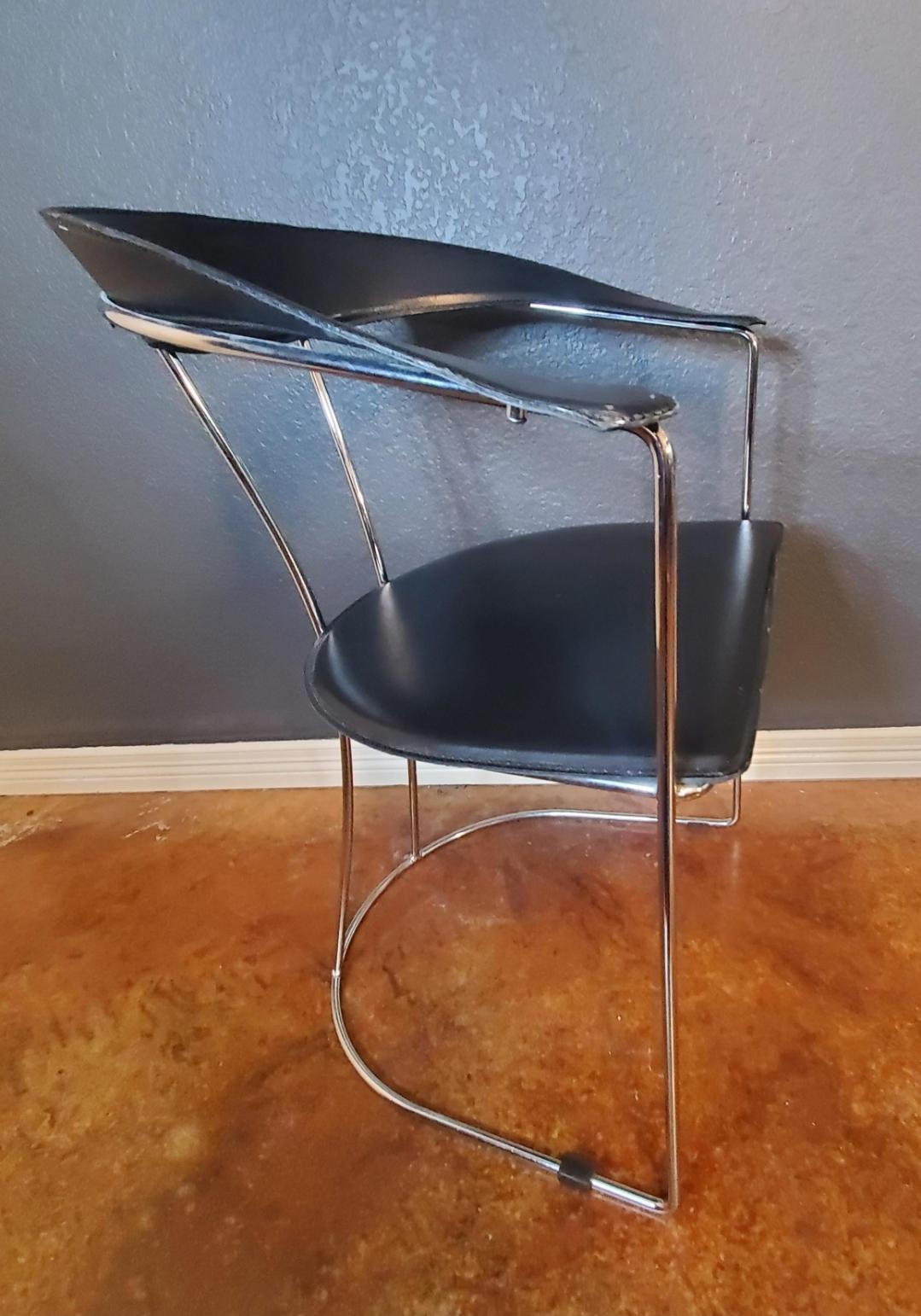 Postmoderner Arrben-Stuhl „Ursula“ aus schwarzem italienischem Leder und Chrom im Angebot 4