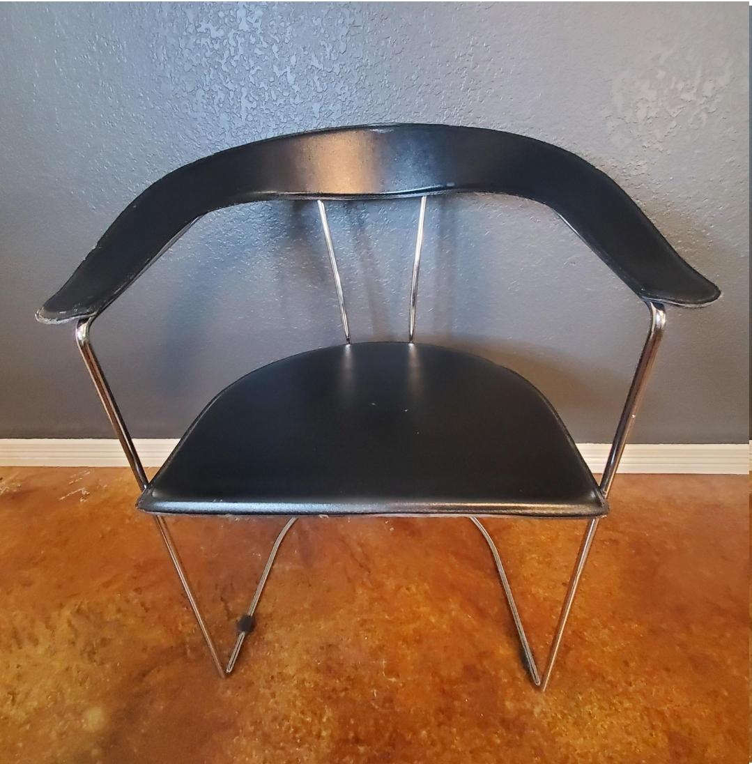 Postmoderner Arrben-Stuhl „Ursula“ aus schwarzem italienischem Leder und Chrom (Italienisch) im Angebot