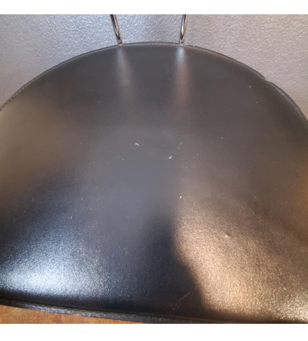 Postmoderner Arrben-Stuhl „Ursula“ aus schwarzem italienischem Leder und Chrom im Angebot 1