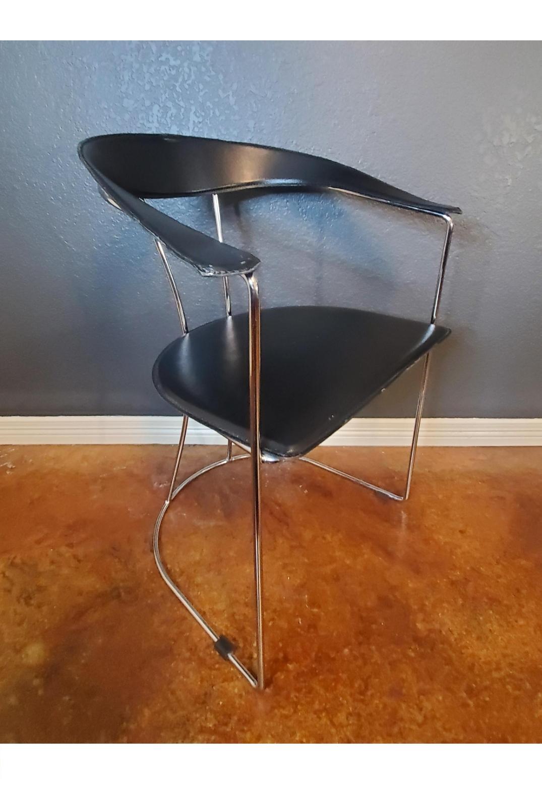 Postmoderner Arrben-Stuhl „Ursula“ aus schwarzem italienischem Leder und Chrom im Angebot 3