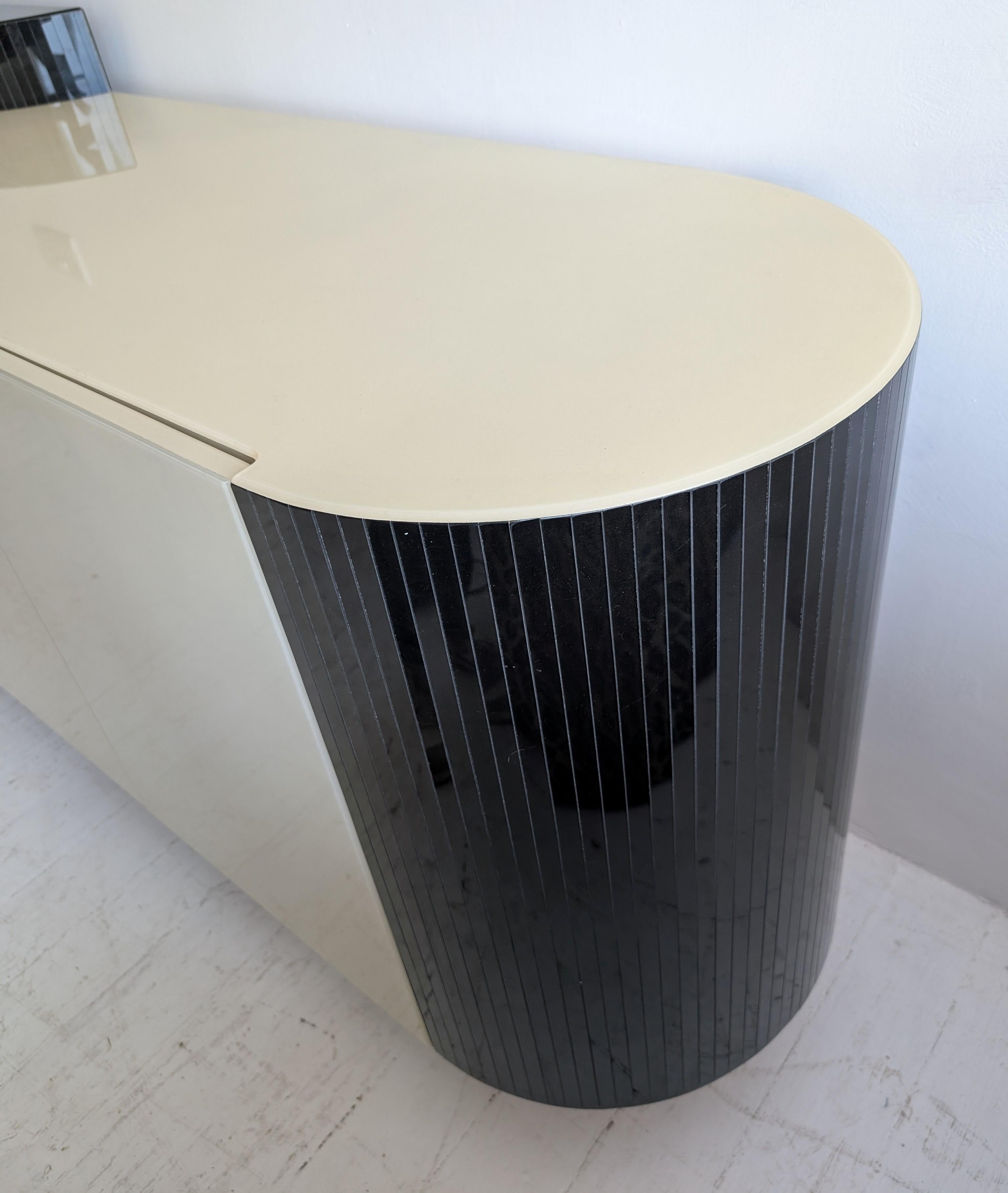 Credenza postmoderna art deco revival con estremità curve in stile Karl Springer, USA anni '80 in vendita 6
