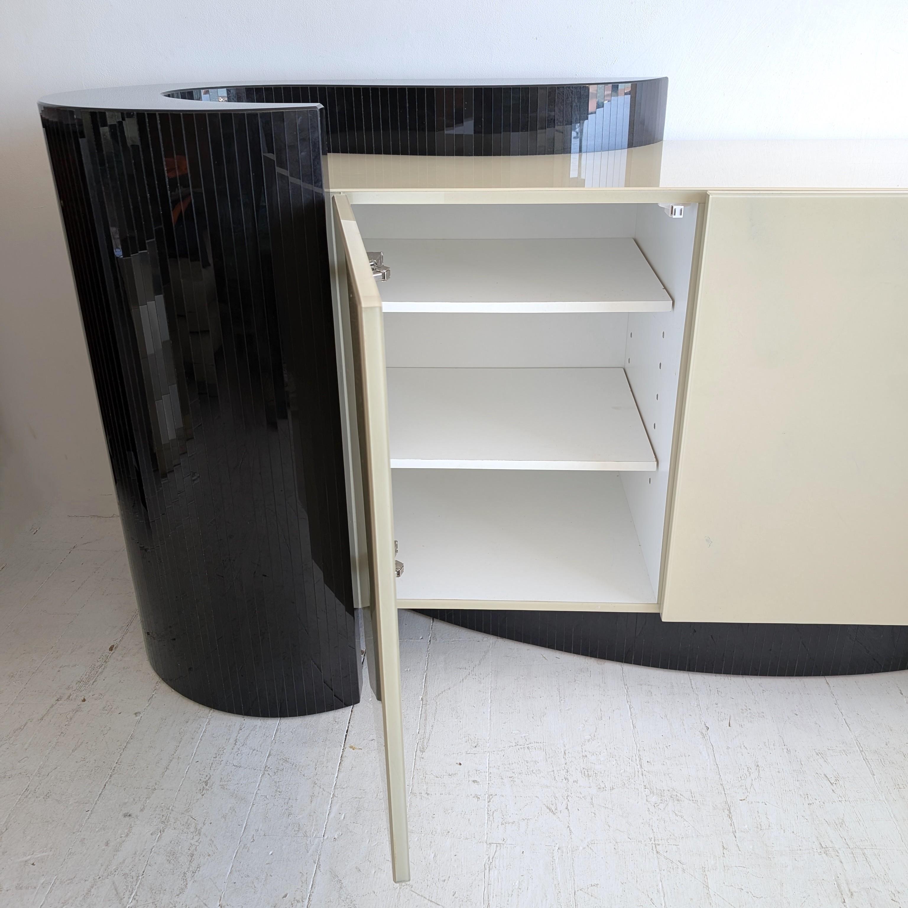 Credenza postmoderna art deco revival con estremità curve in stile Karl Springer, USA anni '80 in vendita 11