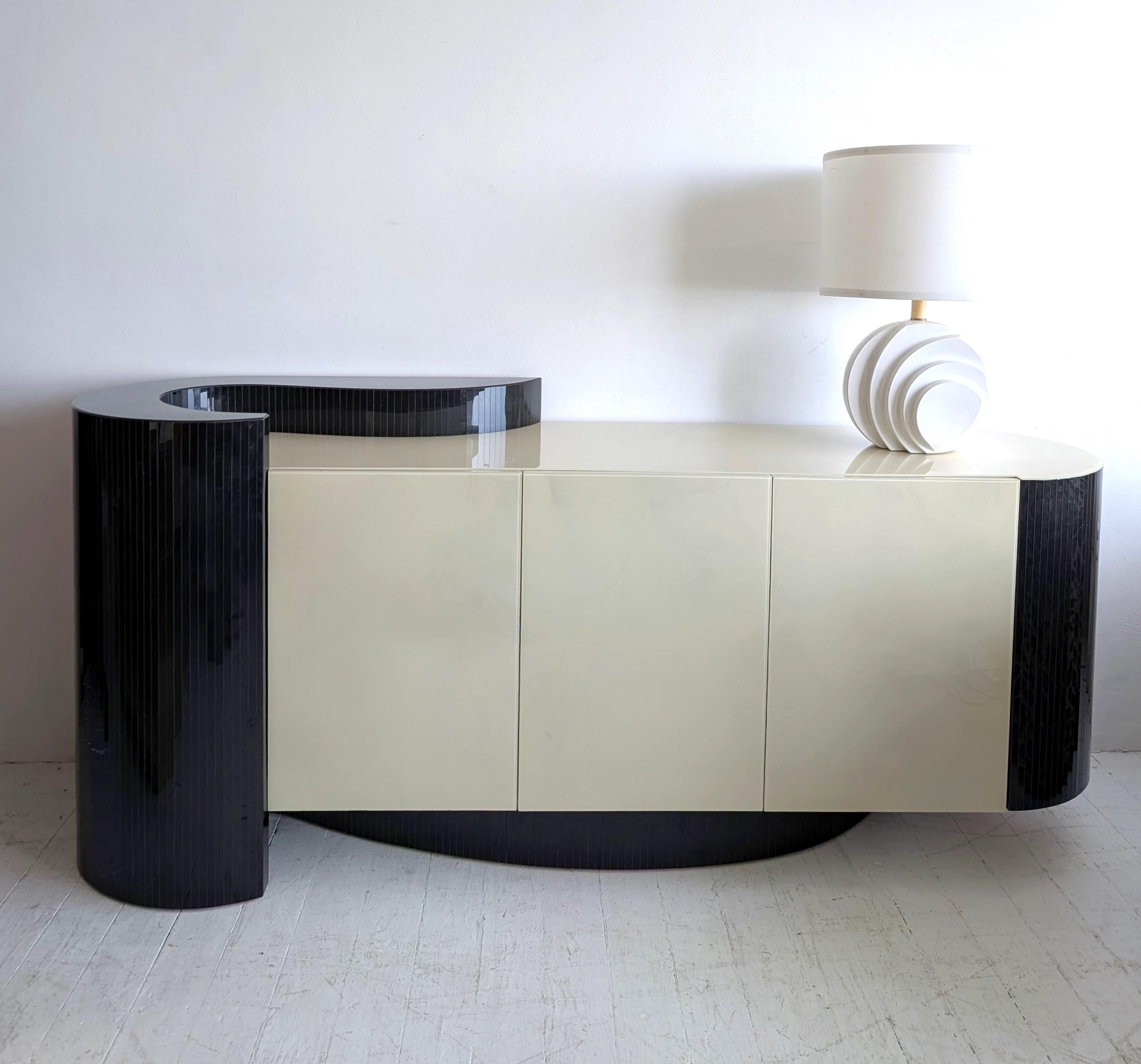 Postmoderno Credenza postmoderna art deco revival con estremità curve in stile Karl Springer, USA anni '80 in vendita