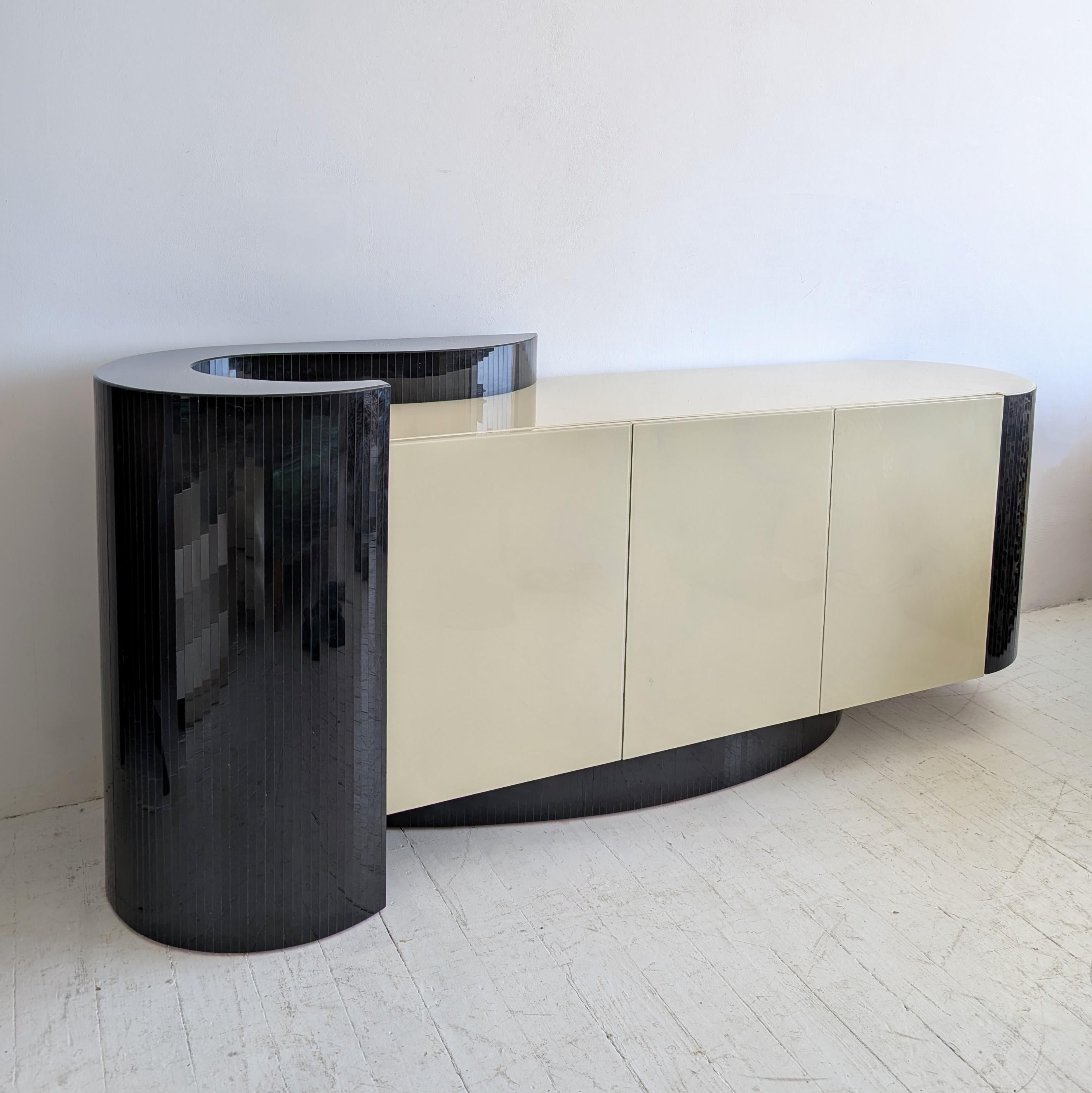 Credenza postmoderna art deco revival con estremità curve in stile Karl Springer, USA anni '80 In condizioni buone in vendita a Hastings, GB