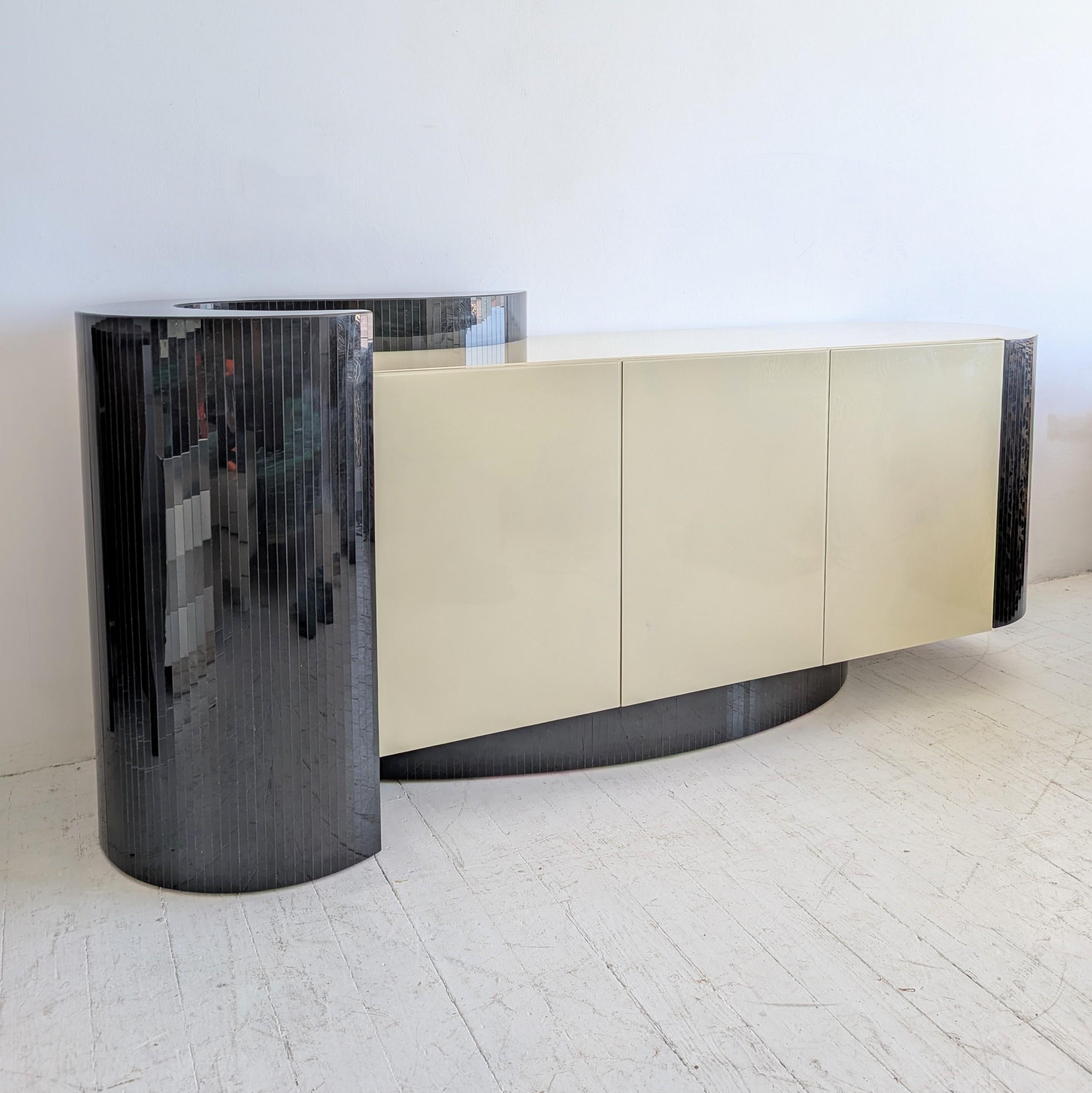 XX secolo Credenza postmoderna art deco revival con estremità curve in stile Karl Springer, USA anni '80 in vendita