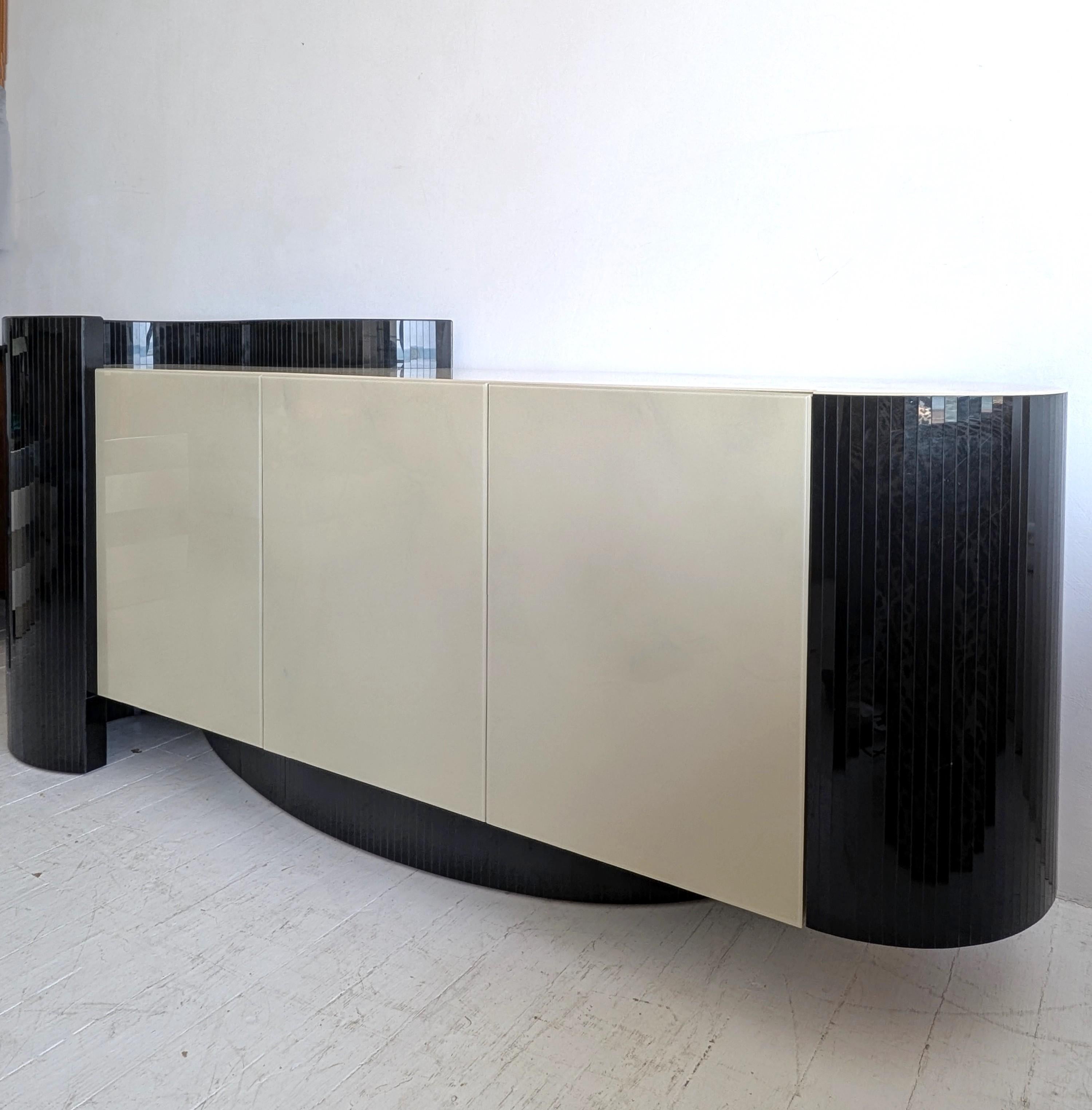 Resina Credenza postmoderna art deco revival con estremità curve in stile Karl Springer, USA anni '80 in vendita
