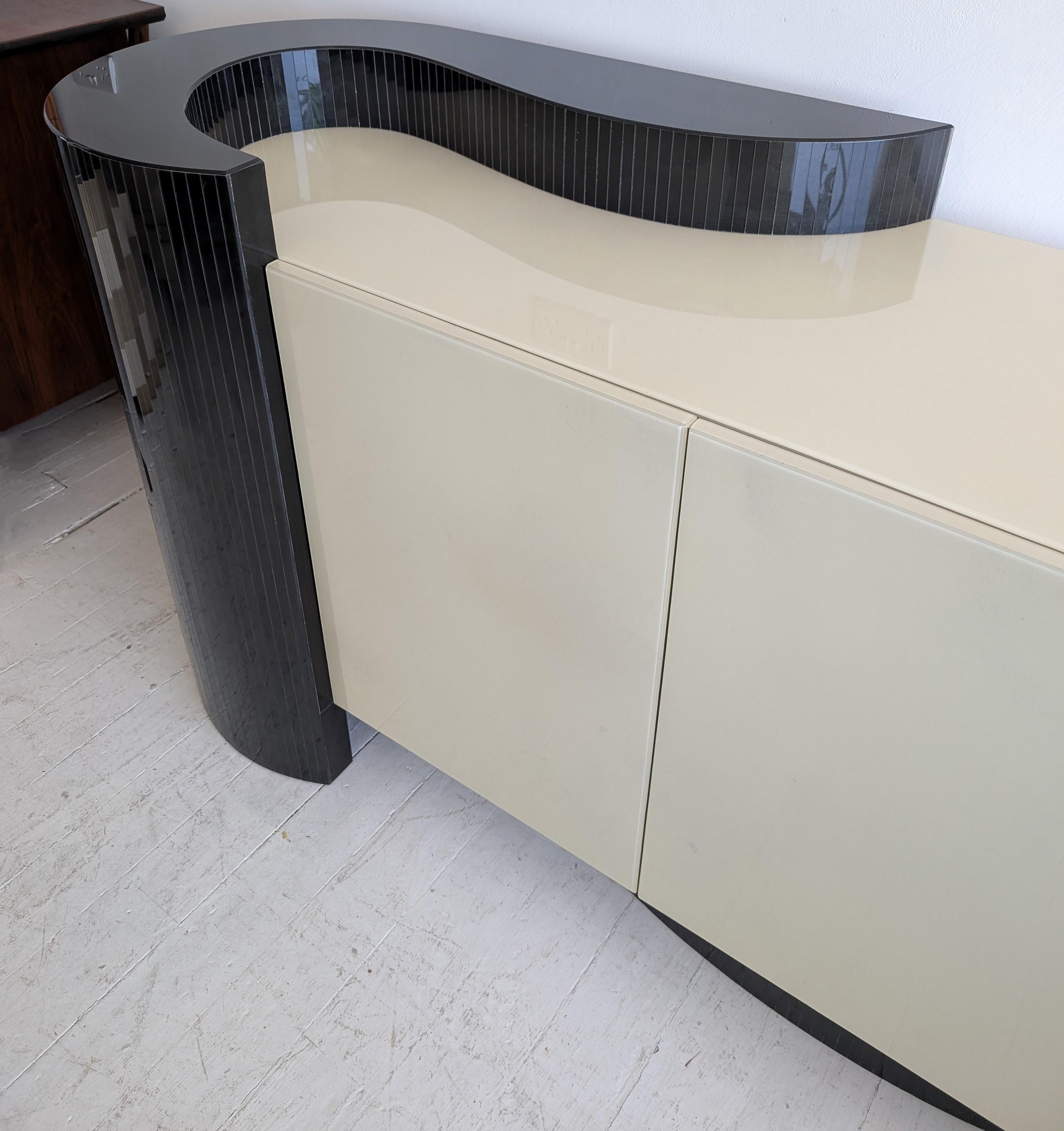 Credenza postmoderna art deco revival con estremità curve in stile Karl Springer, USA anni '80 in vendita 2