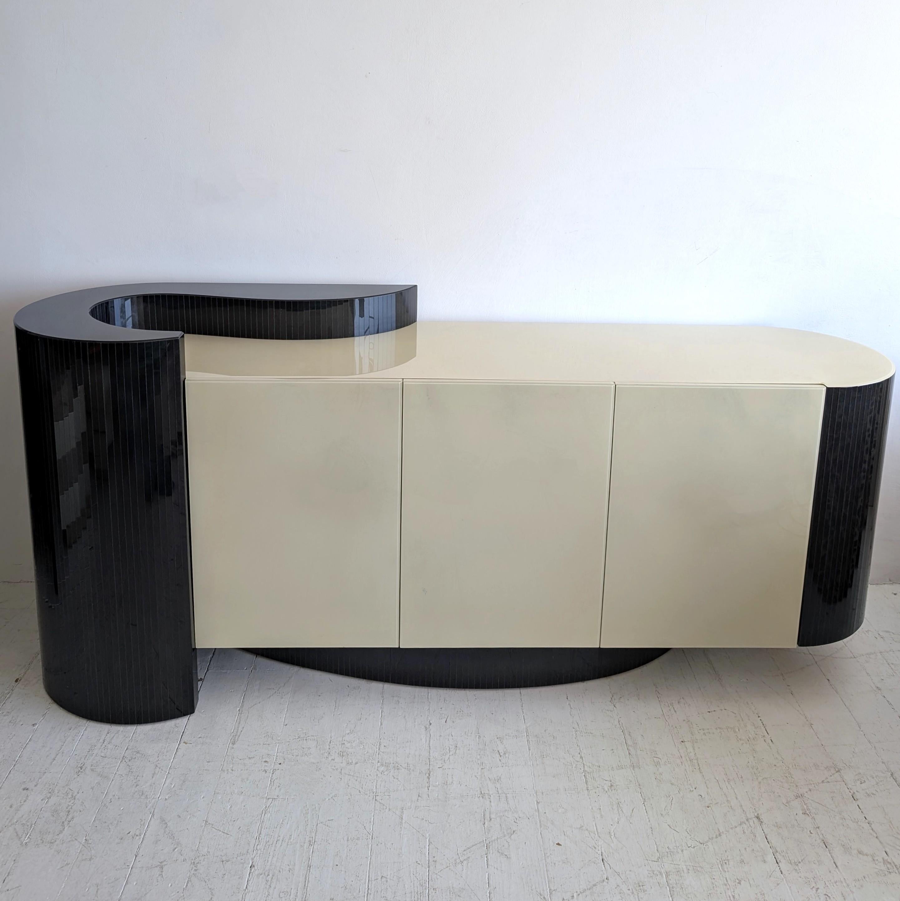Credenza postmoderna art deco revival con estremità curve in stile Karl Springer, USA anni '80 in vendita 3