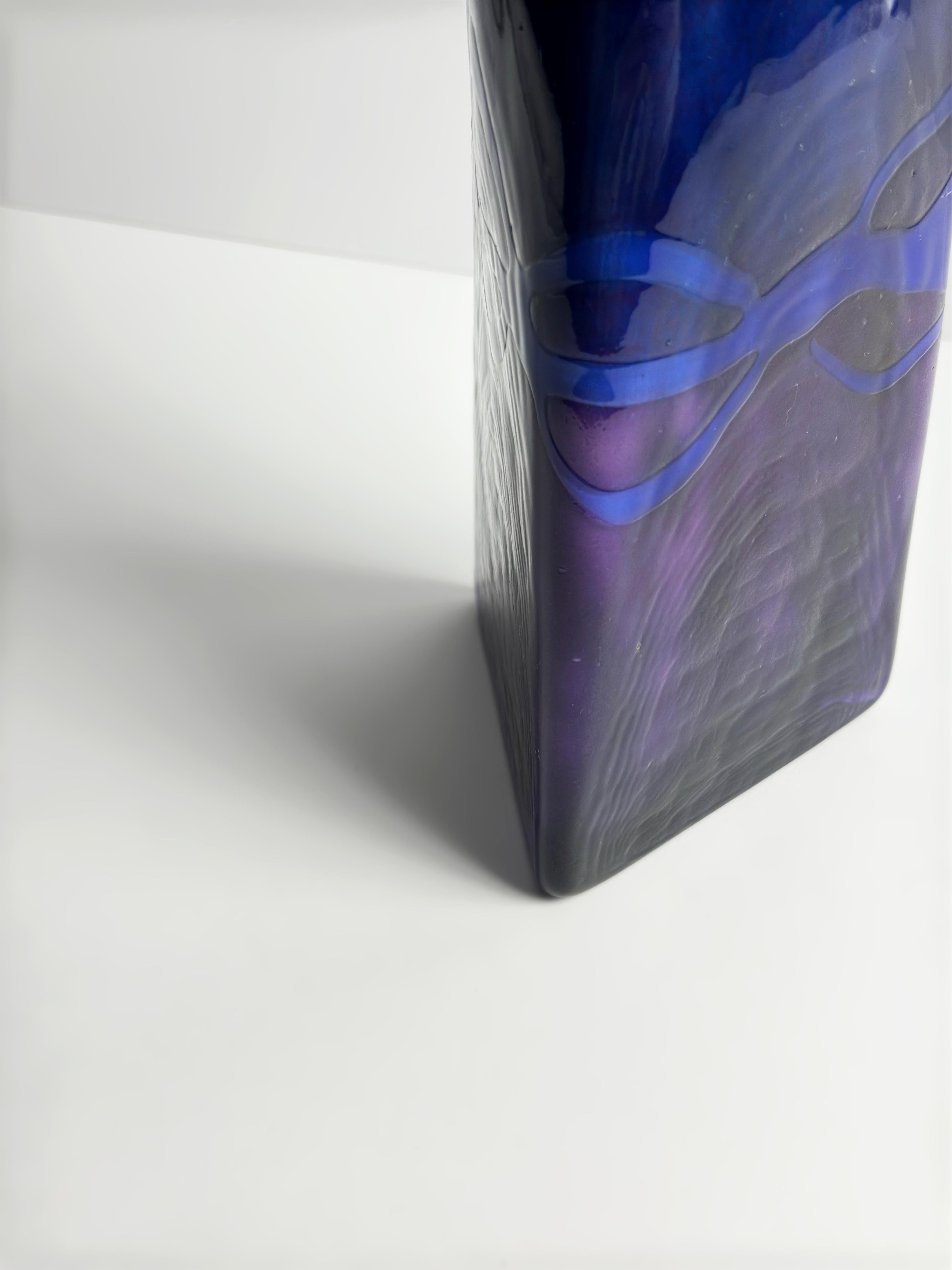 Un sorprendente vaso in vetro artistico postmoderno disegnato da Colin Terris per Caithness Glass, intitolato Xanadu e prodotto in Scozia nei primi anni Novanta. Audace sia nella forma che nella tavolozza, l'opera riflette il ruolo centrale di