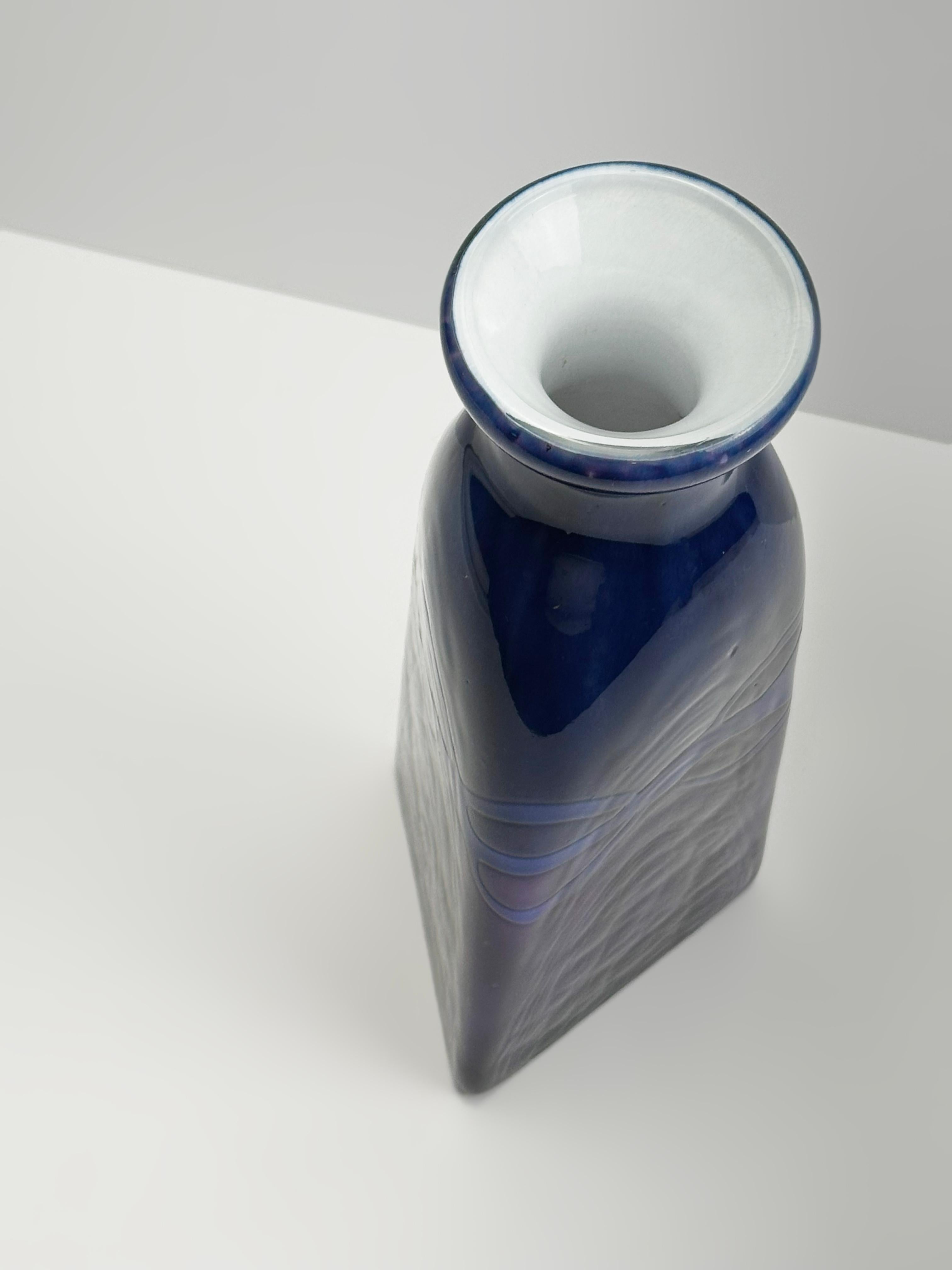 Cotto in fornace Vaso in vetro artistico postmoderno di Colin Terris per Caithness, Scotland, anni '90 in vendita
