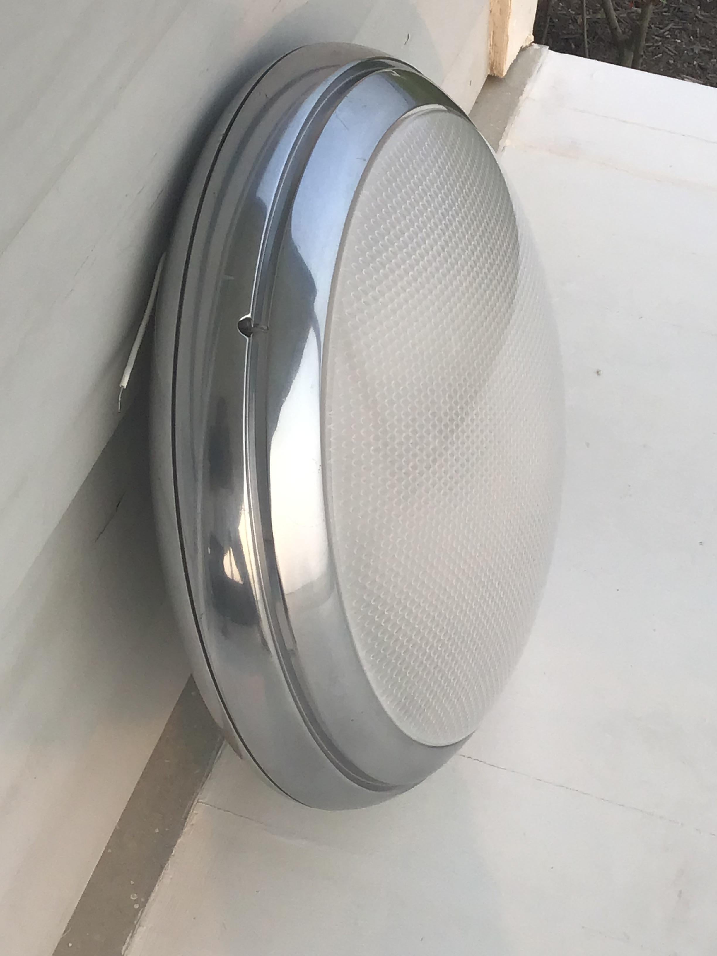 Este aplique o plafón tan chulo fue diseñado a principios de los 90 por Ernesto Gismondi para Artemide y se llama Pantarei . Pantalla de cristal redondeado con marco de aluminio. Se puede utilizar en interiores o exteriores . Parece un faro enorme .