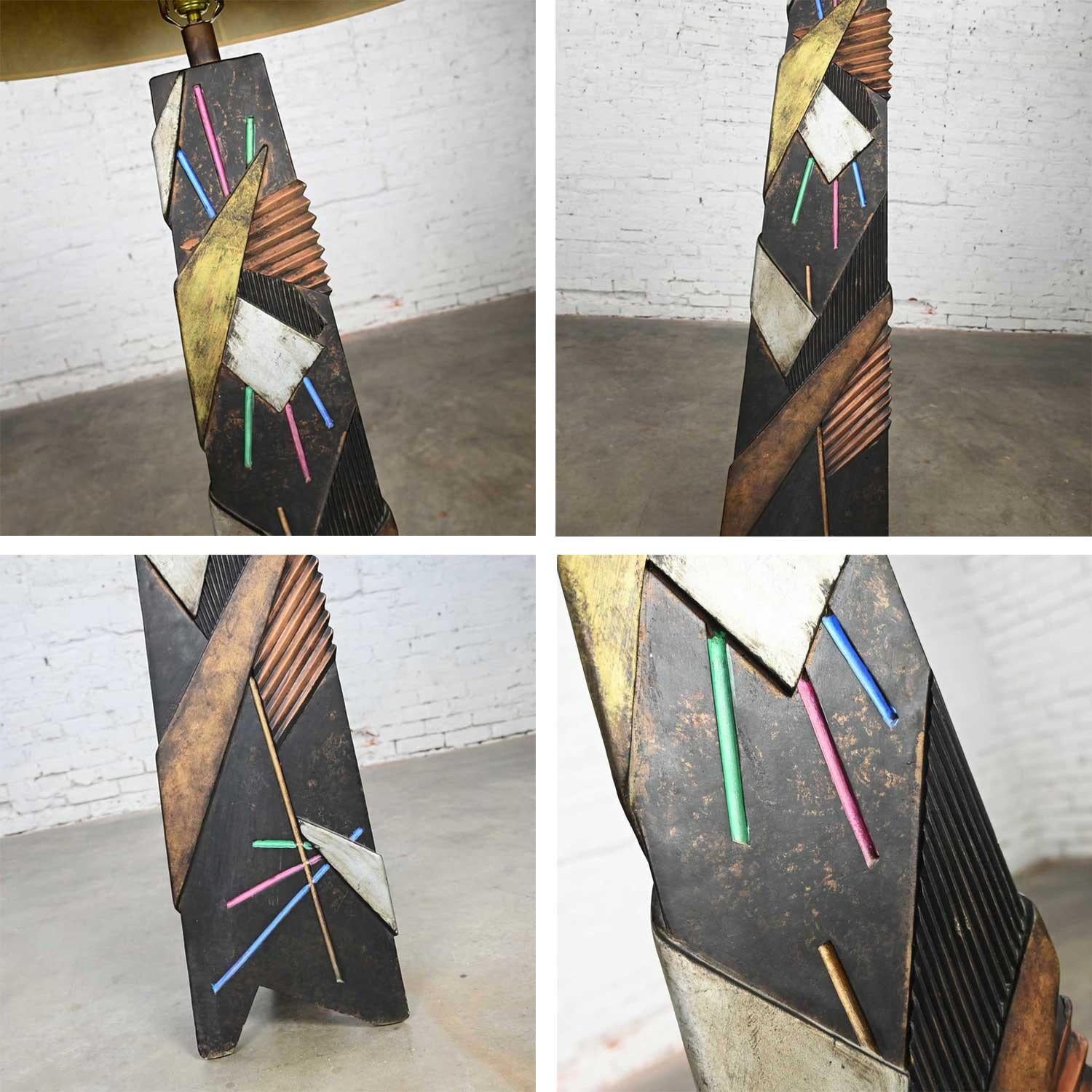 Lampadaire en plâtre peint triangulaire géométrique Postmodern Artmaster Studios en vente 3
