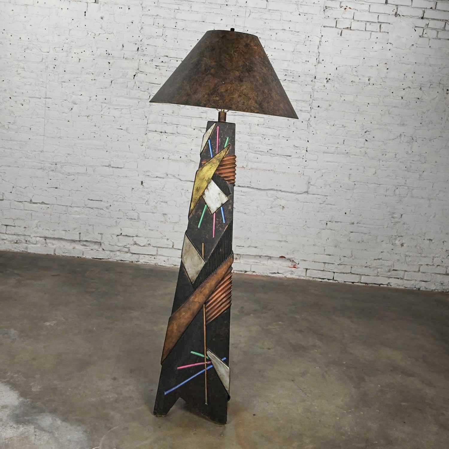 Postmoderne Lampadaire en plâtre peint triangulaire géométrique Postmodern Artmaster Studios en vente