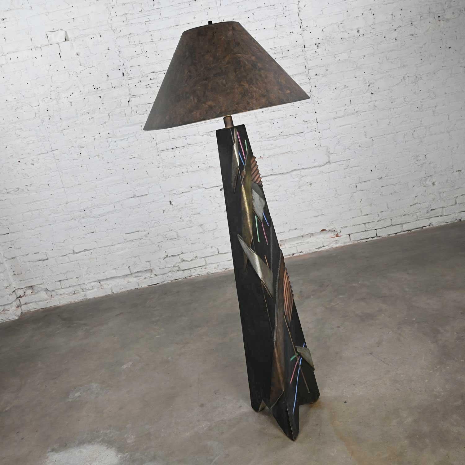 Américain Lampadaire en plâtre peint triangulaire géométrique Postmodern Artmaster Studios en vente