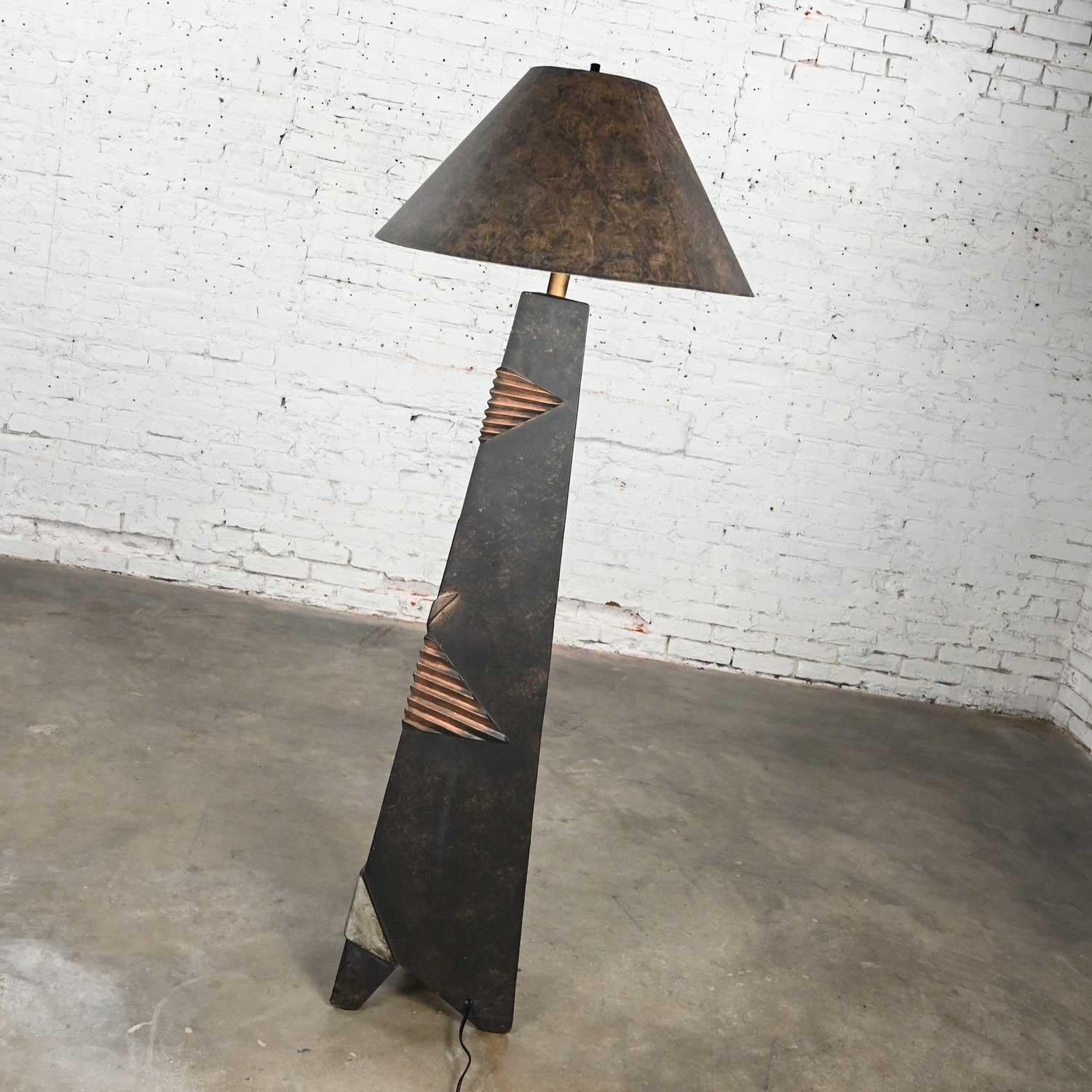 Geometrische dreieckige Stehlampe aus lackiertem Gips, Postmodern Artmaster Studios (20. Jahrhundert) im Angebot