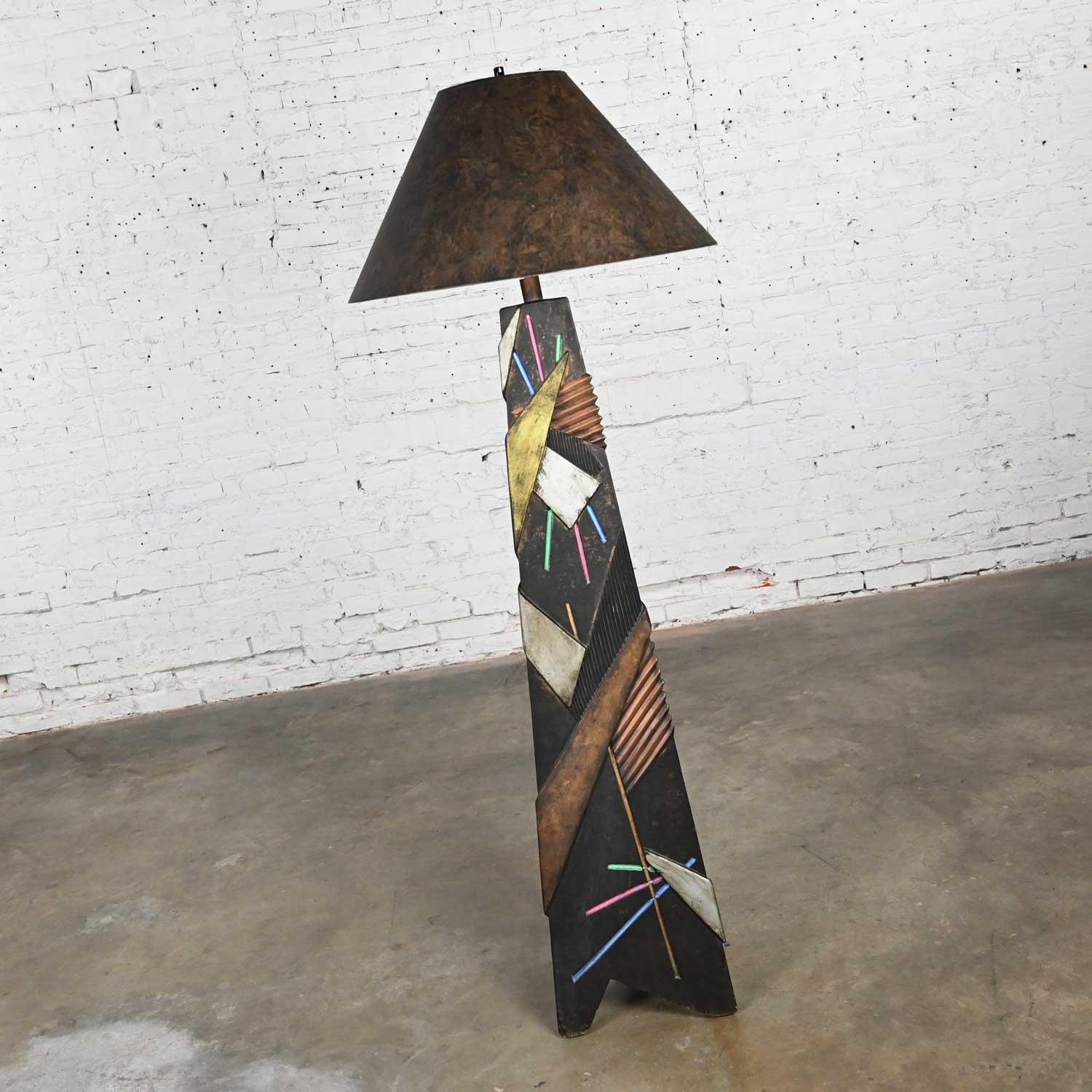 Métal Lampadaire en plâtre peint triangulaire géométrique Postmodern Artmaster Studios en vente