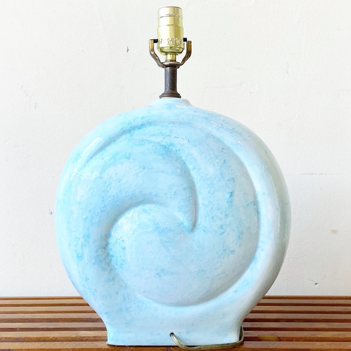 Postmoderne Baby Blue Keramik Swirl Drei-Wege-Tischlampe (amerikanisch) im Angebot
