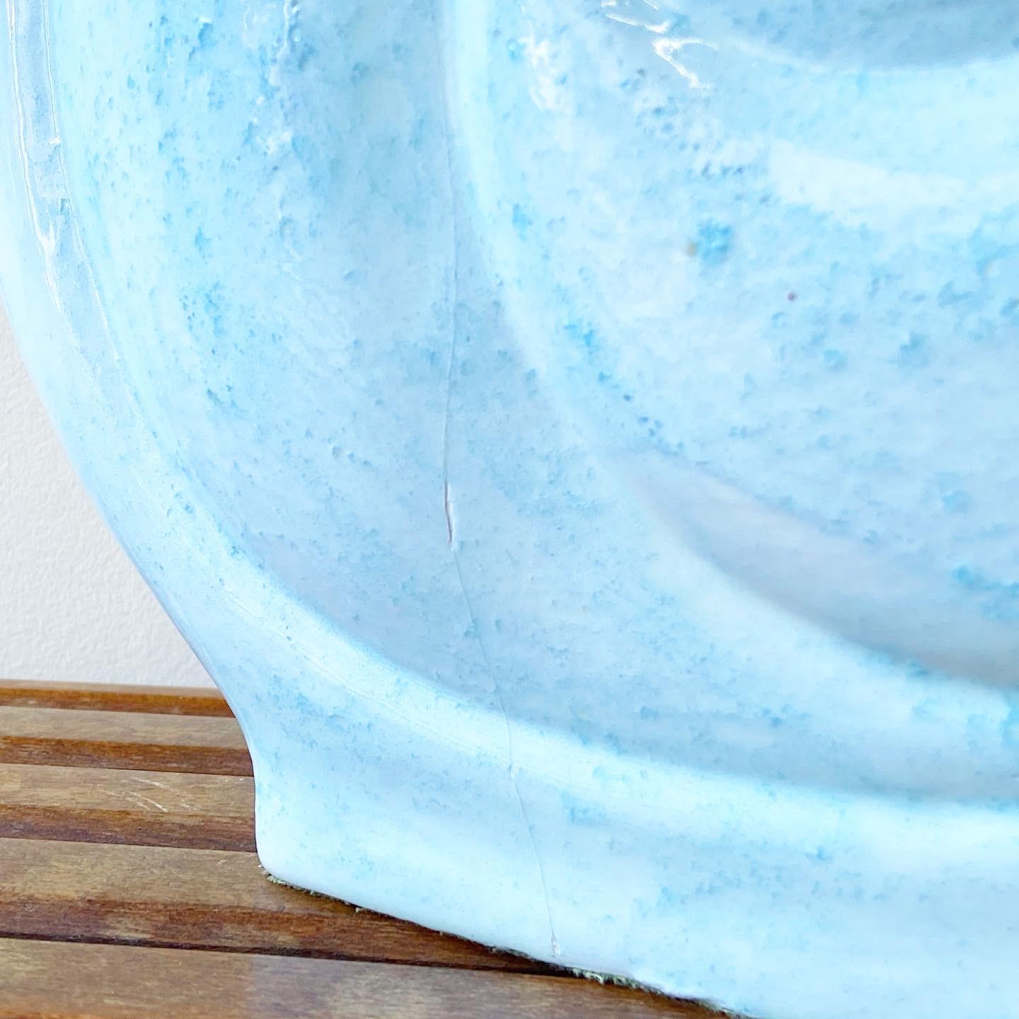 Postmoderne Baby Blue Keramik Swirl Drei-Wege-Tischlampe im Zustand „Gut“ im Angebot in Delray Beach, FL