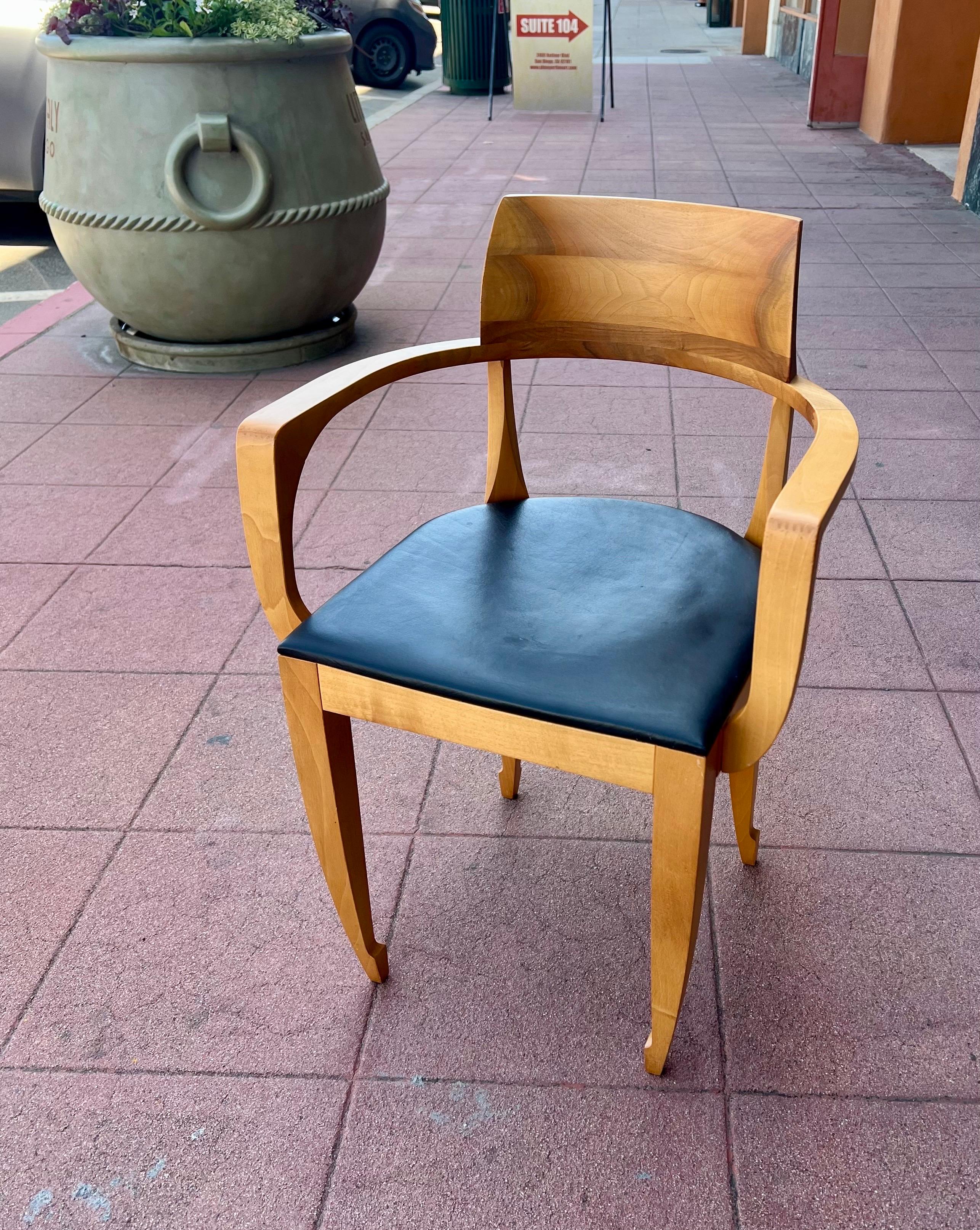 Anmutiger und eleganter Einzelsessel aus massivem Nussbaumholz, ca. 1980, mit schwarzem Ledersitz, modellierten Füßen und schlanker Form, wegen seiner Form auch Ballerina-Stuhl genannt.