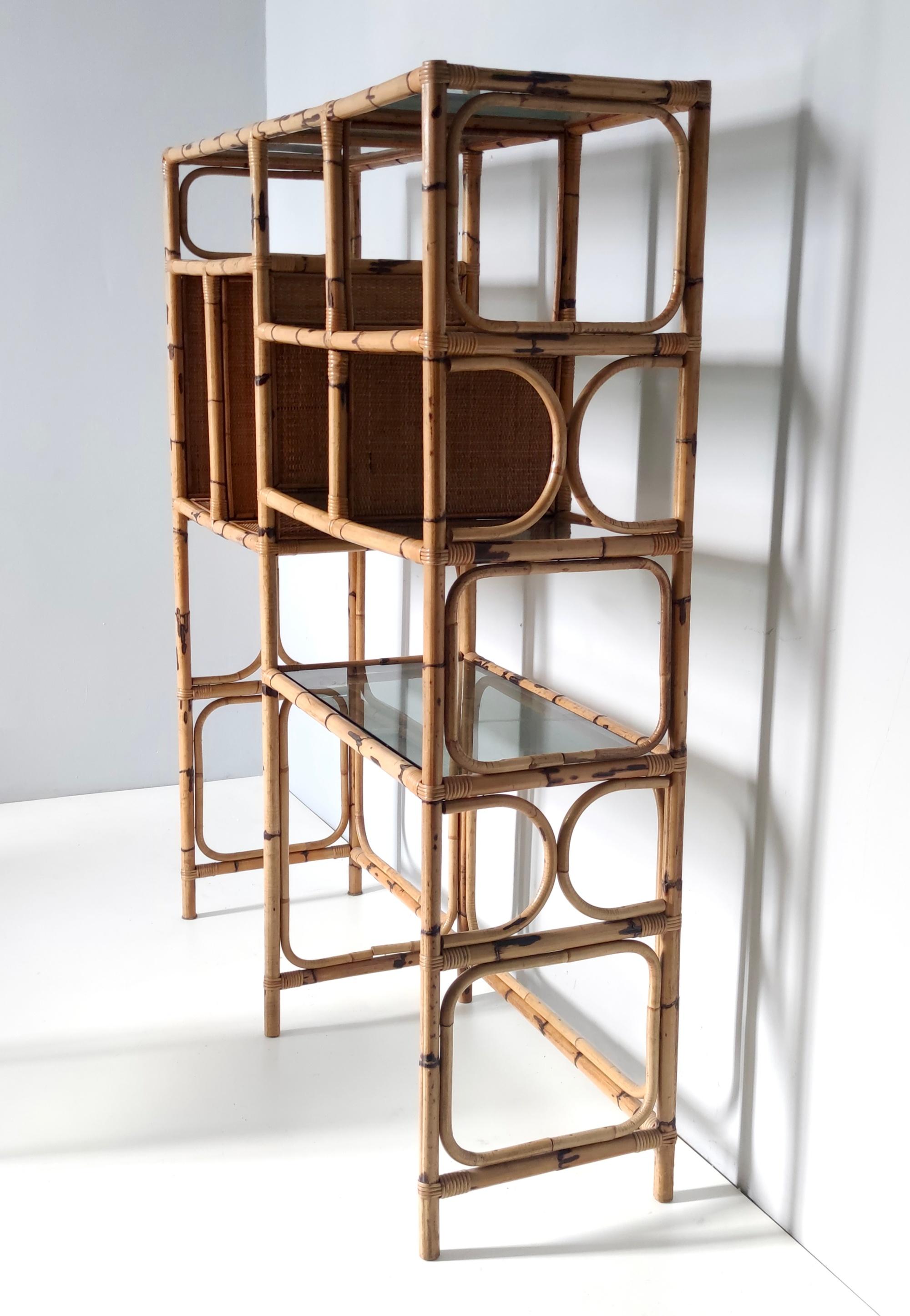 Bibliothèque postmoderne en bambou avec étagères en verre fumé et quatre tabourets, Italie en vente 3