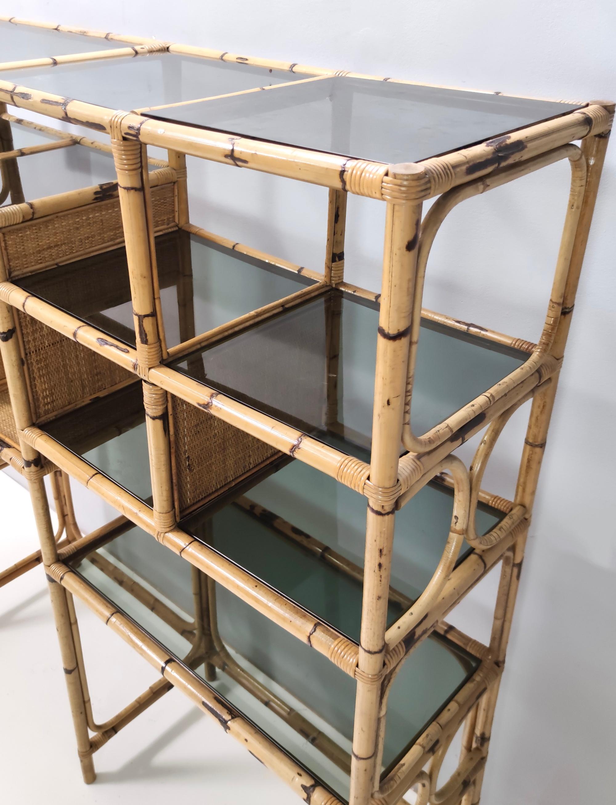 Bibliothèque postmoderne en bambou avec étagères en verre fumé et quatre tabourets, Italie en vente 4