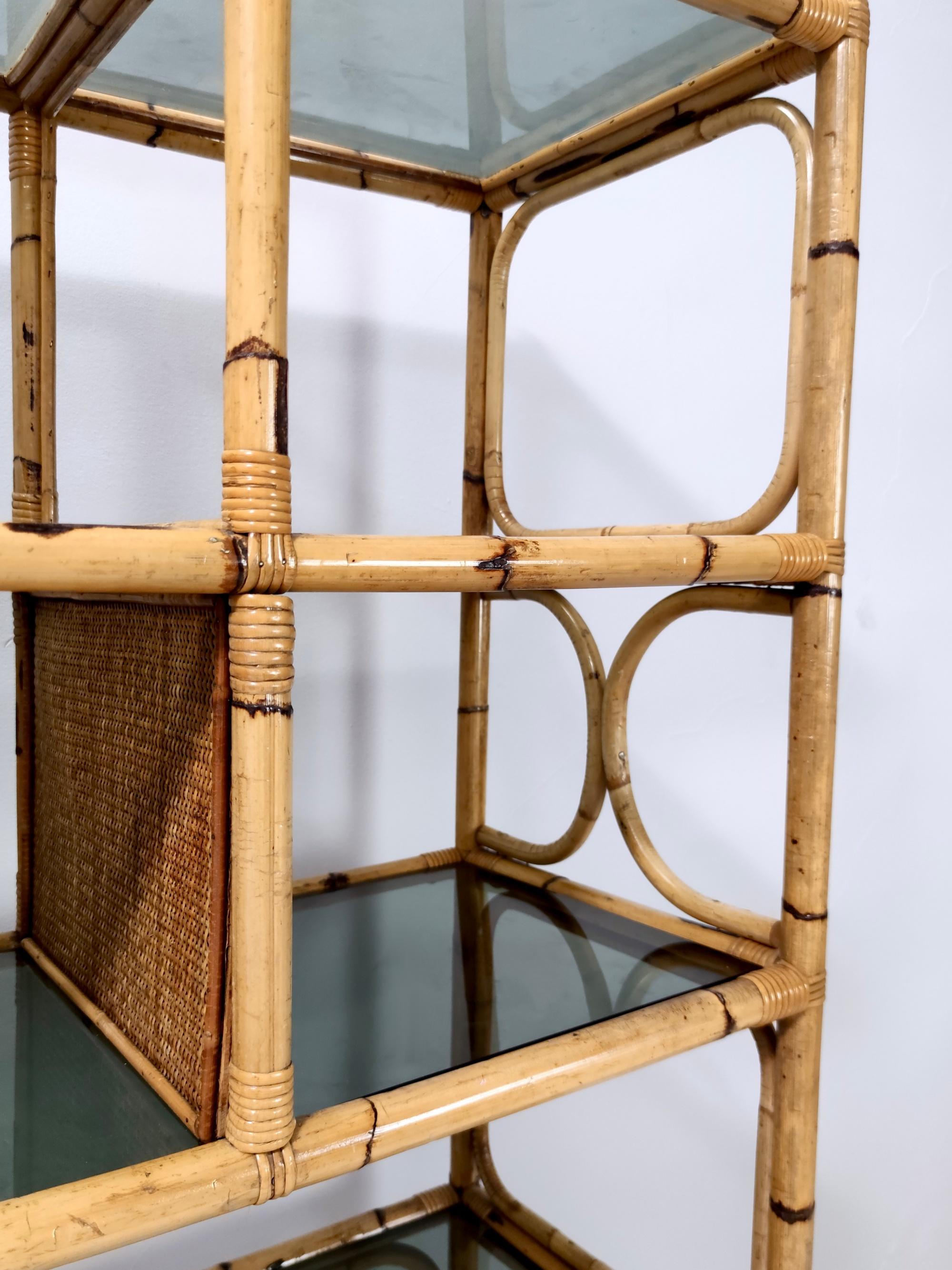 Bibliothèque postmoderne en bambou avec étagères en verre fumé et quatre tabourets, Italie en vente 5