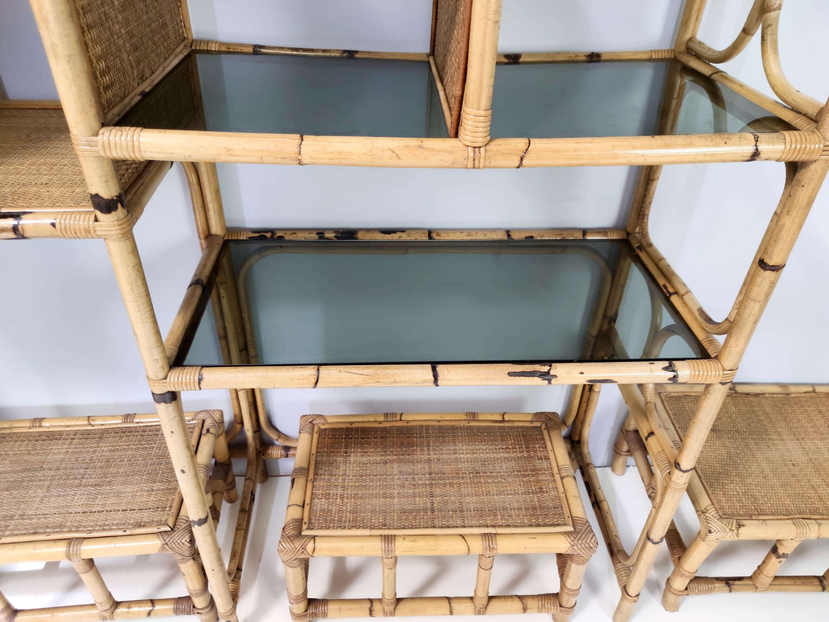 Bibliothèque postmoderne en bambou avec étagères en verre fumé et quatre tabourets, Italie en vente 7