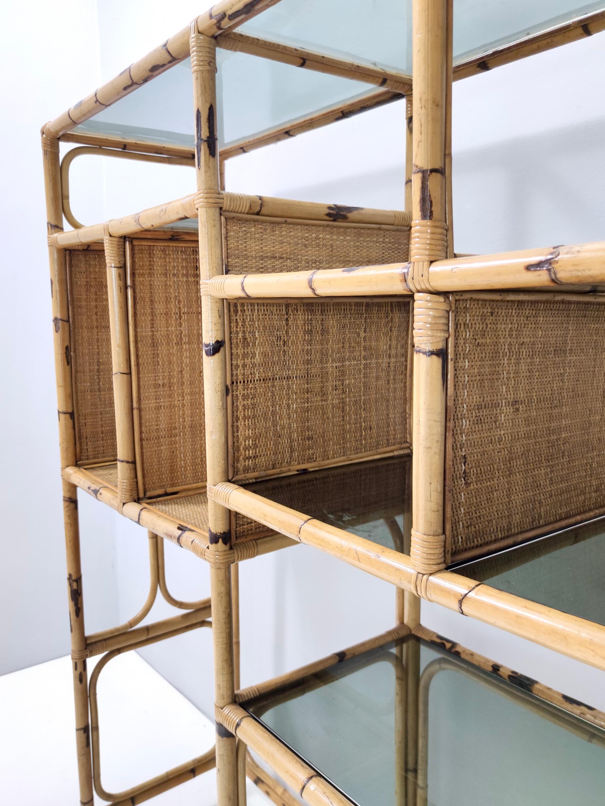 Bibliothèque postmoderne en bambou avec étagères en verre fumé et quatre tabourets, Italie en vente 8