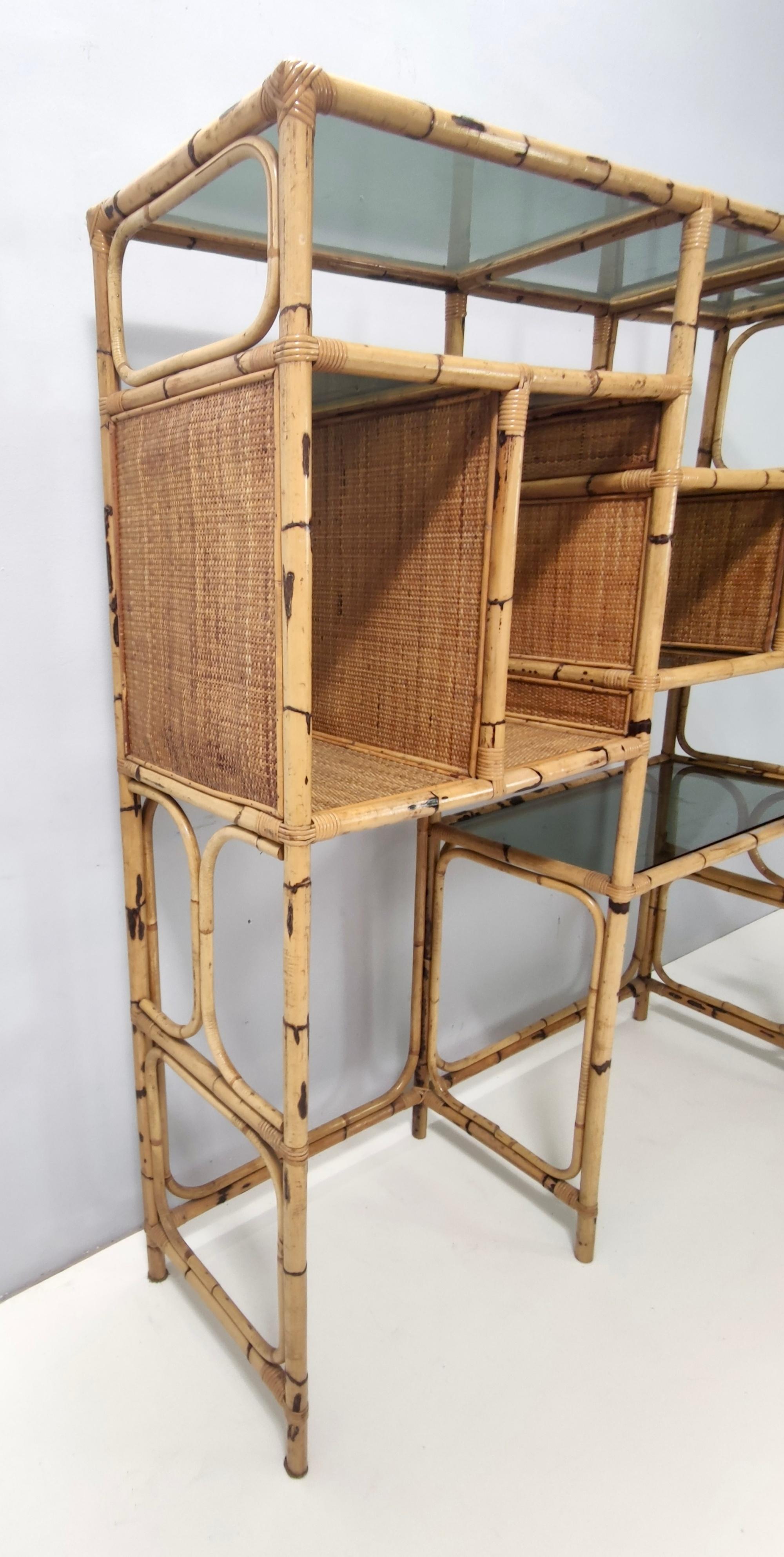 Bibliothèque postmoderne en bambou avec étagères en verre fumé et quatre tabourets, Italie en vente 9