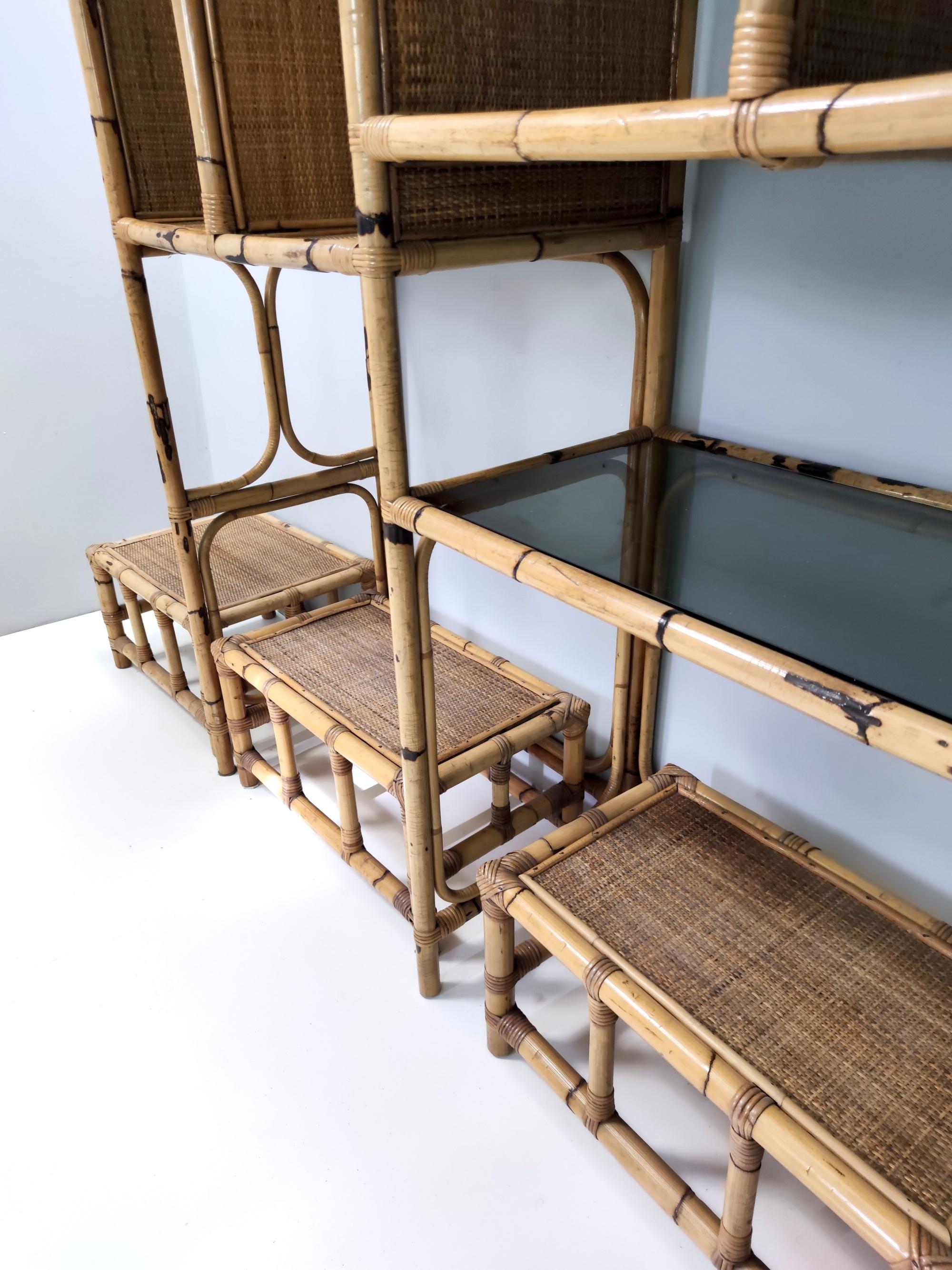 Bibliothèque postmoderne en bambou avec étagères en verre fumé et quatre tabourets, Italie en vente 11