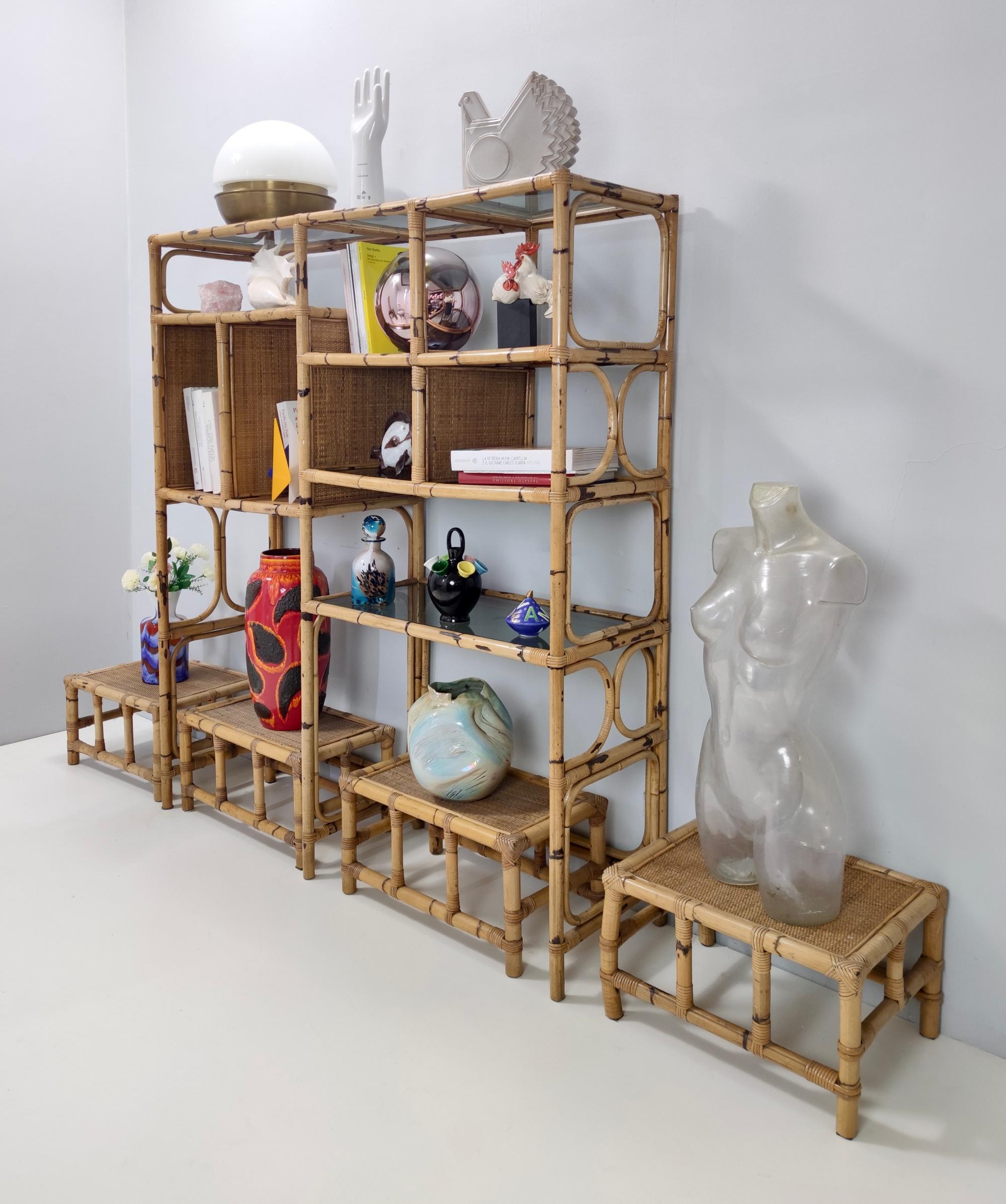 Bibliothèque postmoderne en bambou avec étagères en verre fumé et quatre tabourets, Italie Excellent état - En vente à Bresso, Lombardy
